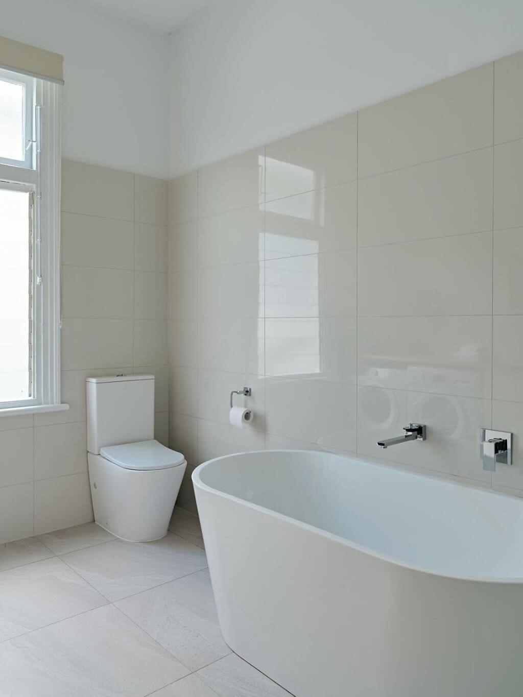 Sunny spacious three bedroom apartment with views