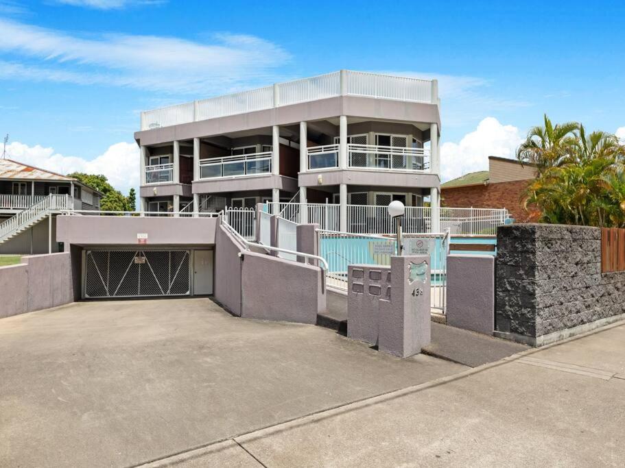 Beachside 2-Bed Apt in Hervey Bay with Parking