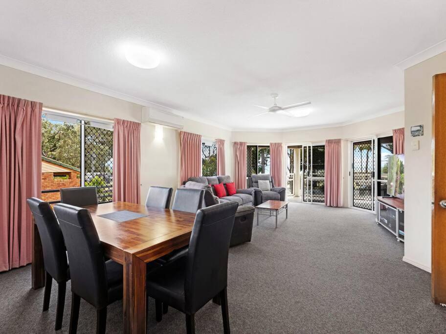 Beachside 2-Bed Apt in Hervey Bay with Parking