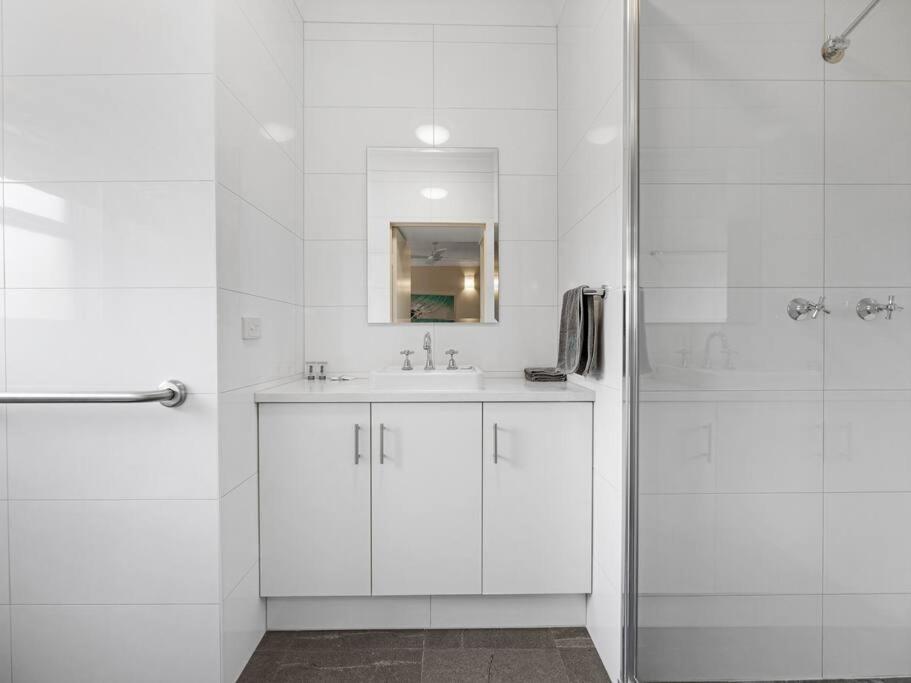 Beachside 2-Bed Apt in Hervey Bay with Parking