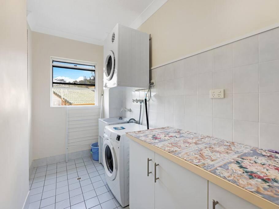 Beachside 2-Bed Apt in Hervey Bay with Parking