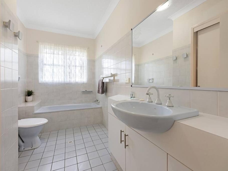 Beachside 2-Bed Apt in Hervey Bay with Parking