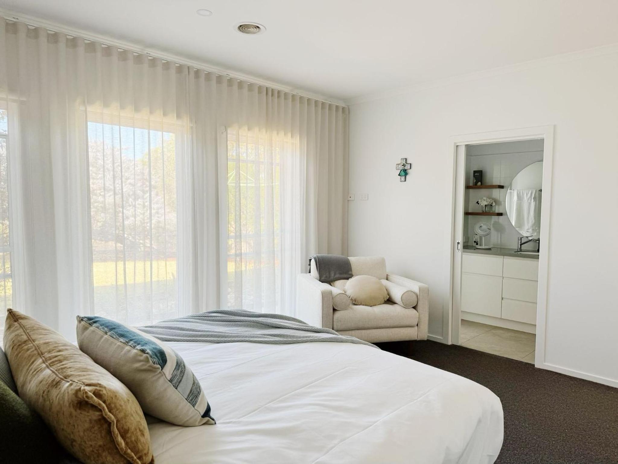 Luxury 4 BDR beach home with sea views - sleeps 12