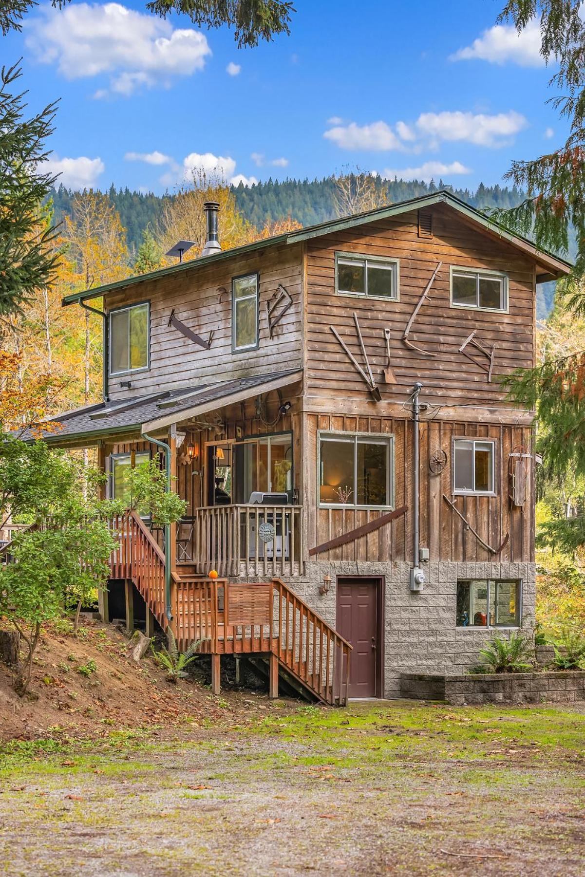 Riverfront Retreat Hot Tub Sauna Yard Gazebo and VIEWS view 4