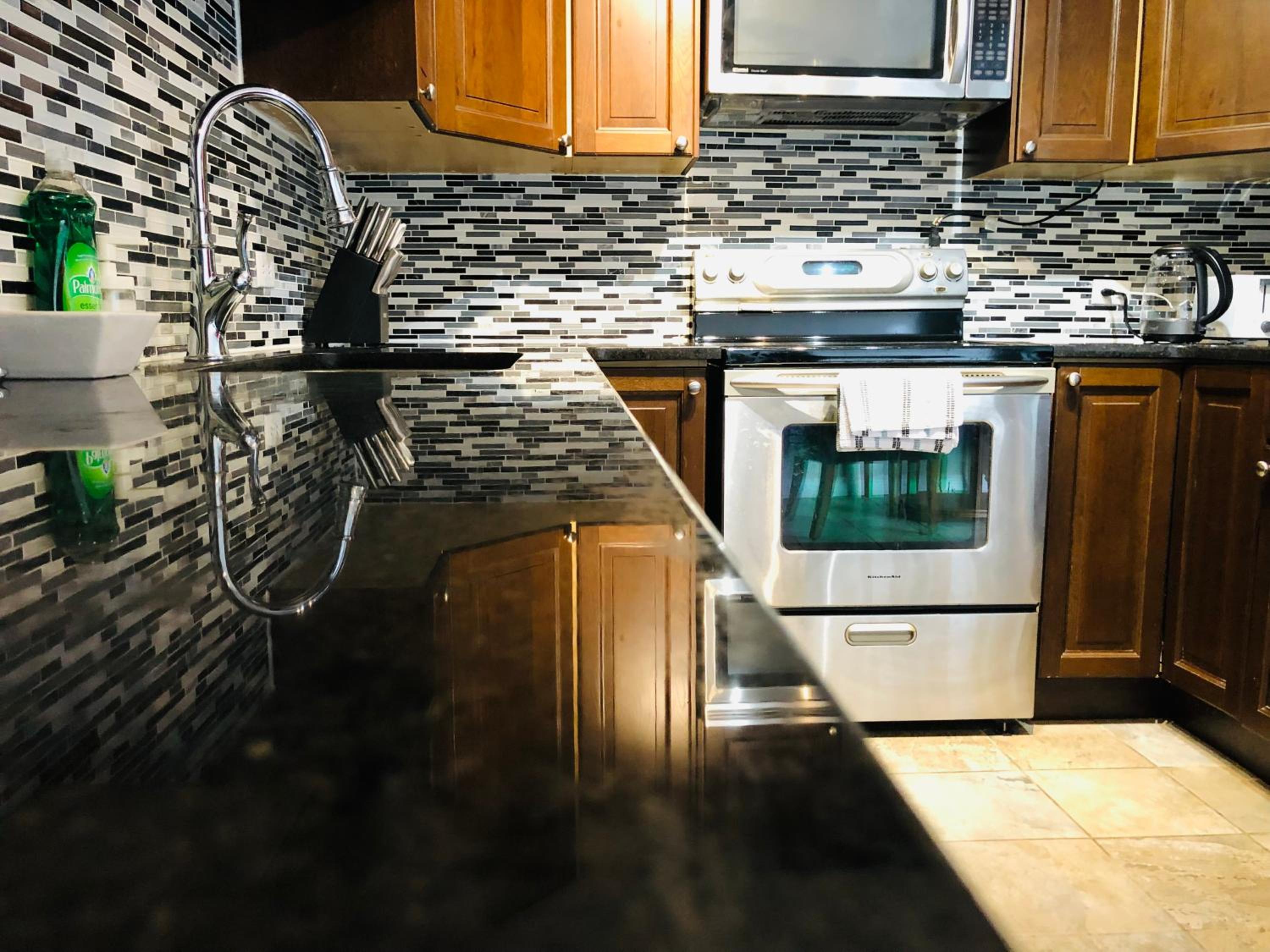 Cozy 2 Bedroom Condo with Parking