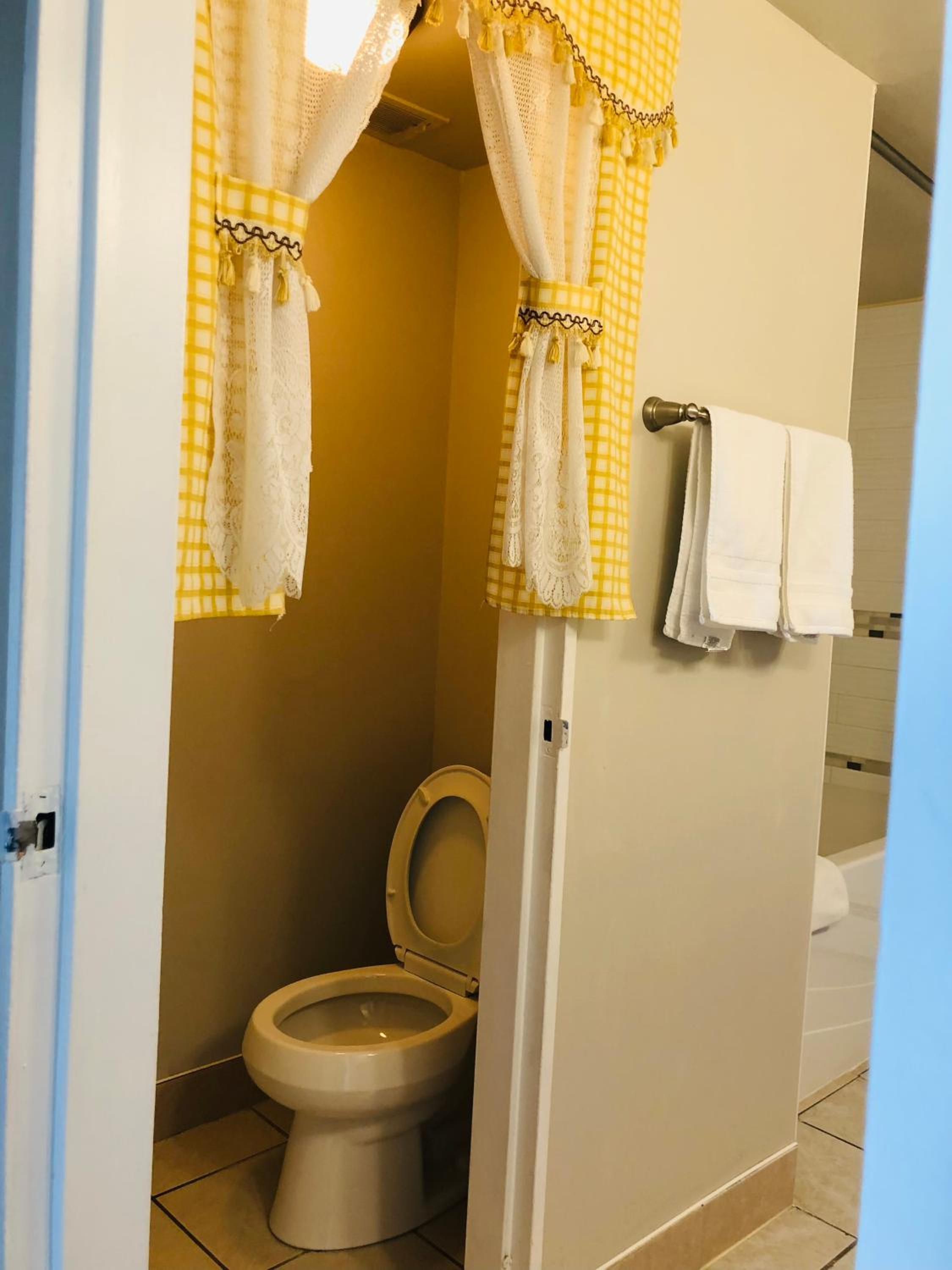 Cozy 2 Bedroom Condo with Parking