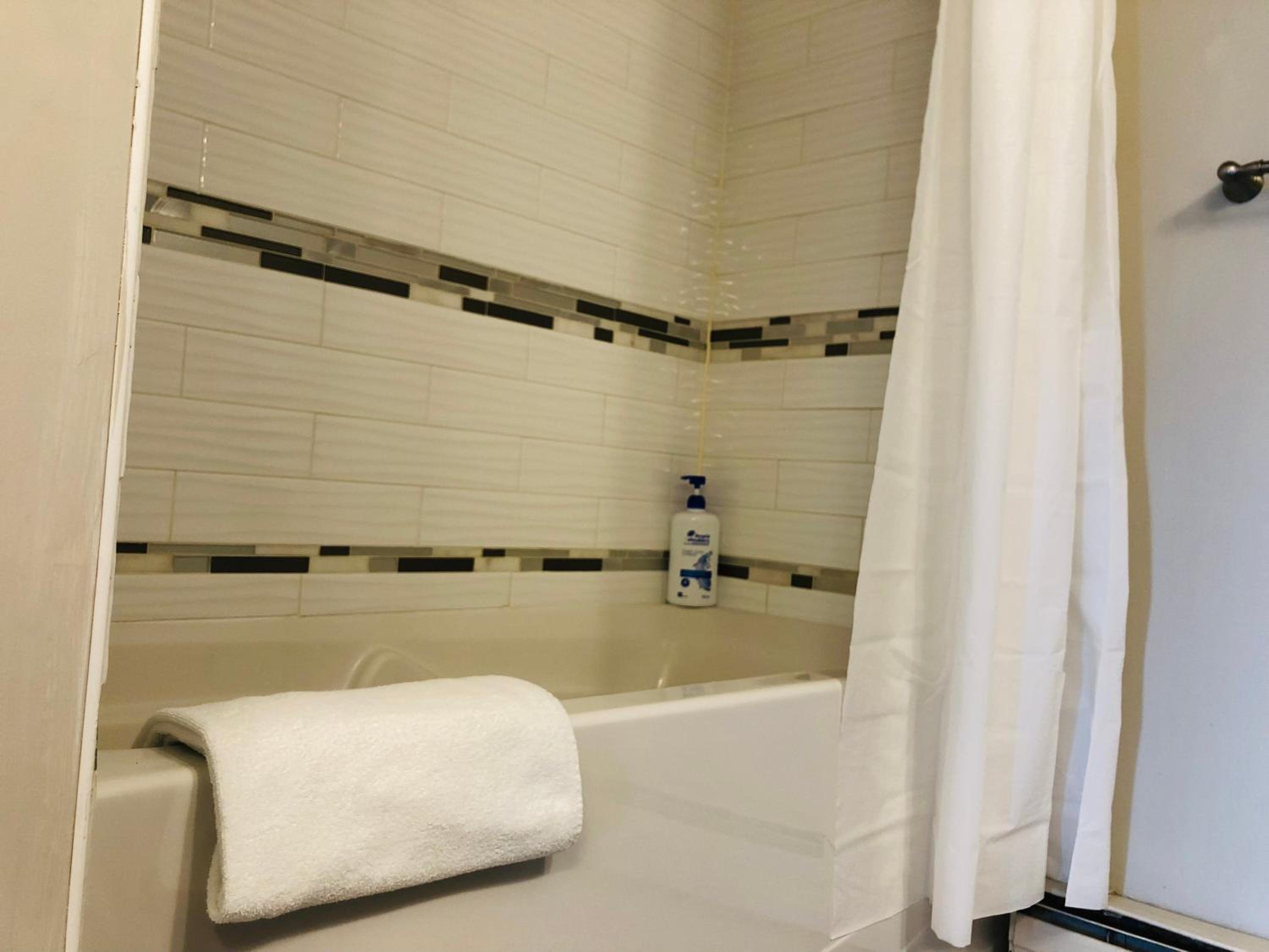 Cozy 2 Bedroom Condo with Parking