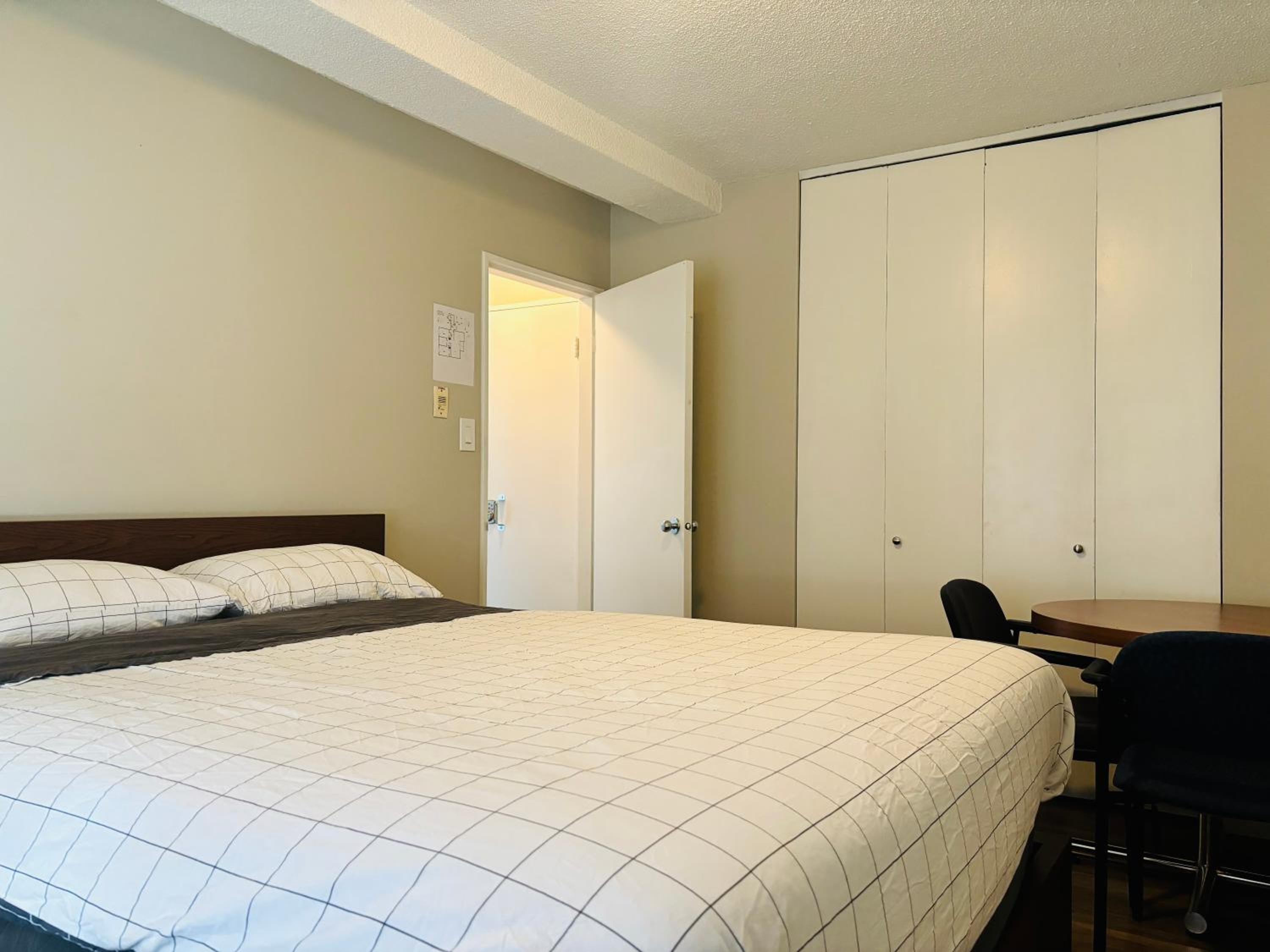 Cozy 2 Bedroom Condo with Parking