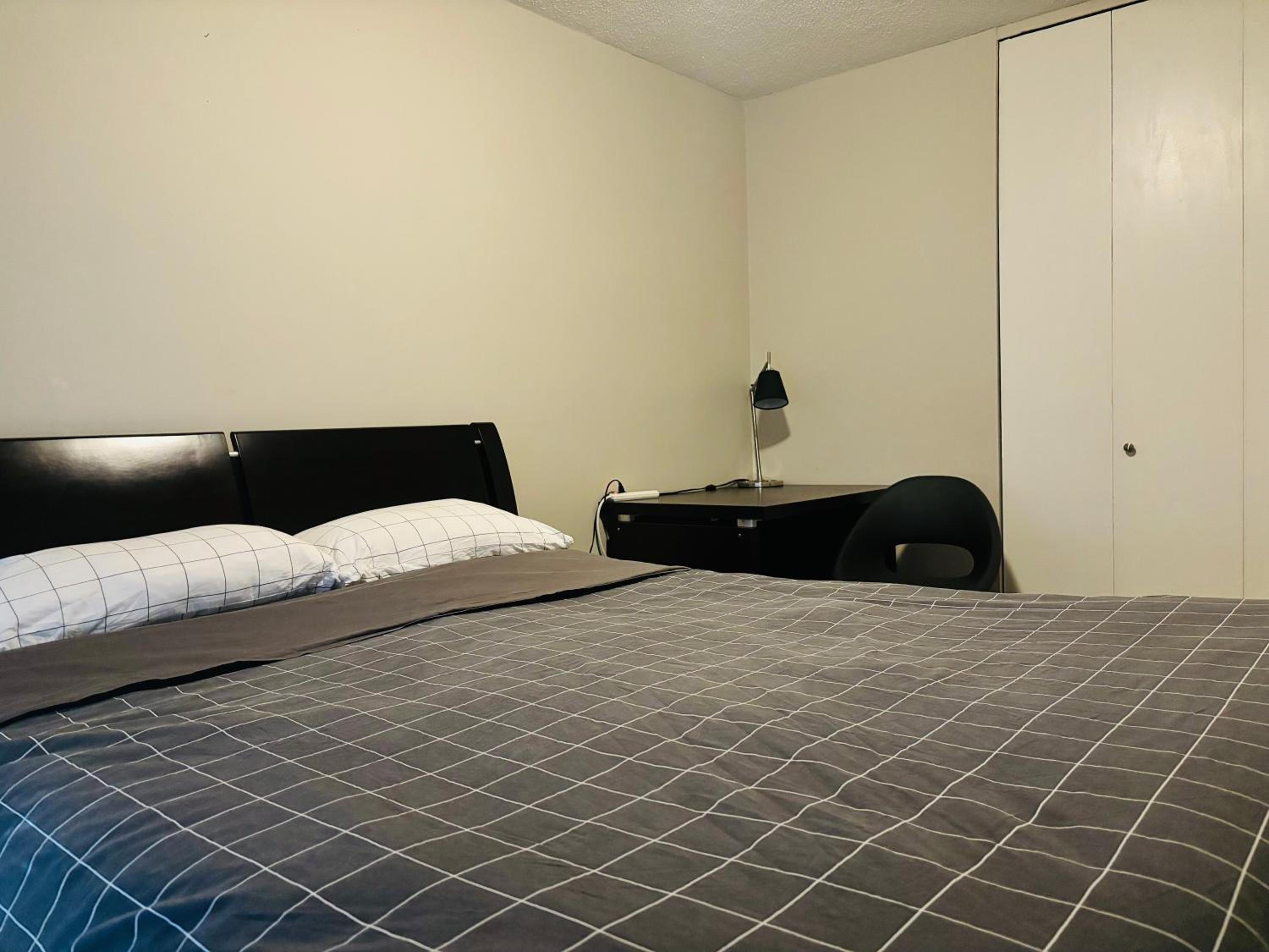 Cozy 2 Bedroom Condo with Parking