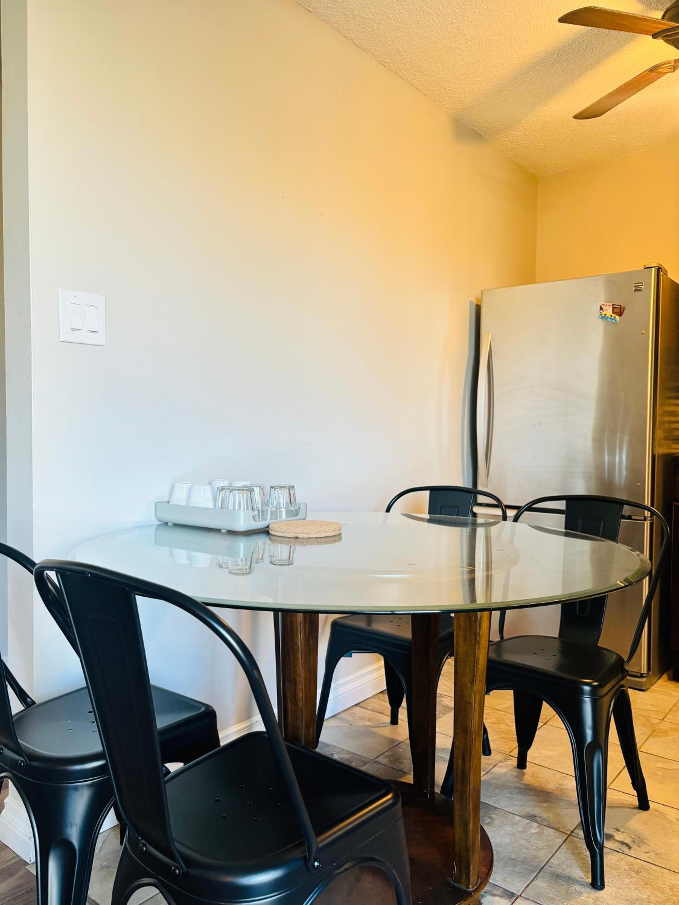 Cozy 2 Bedroom Condo with Parking