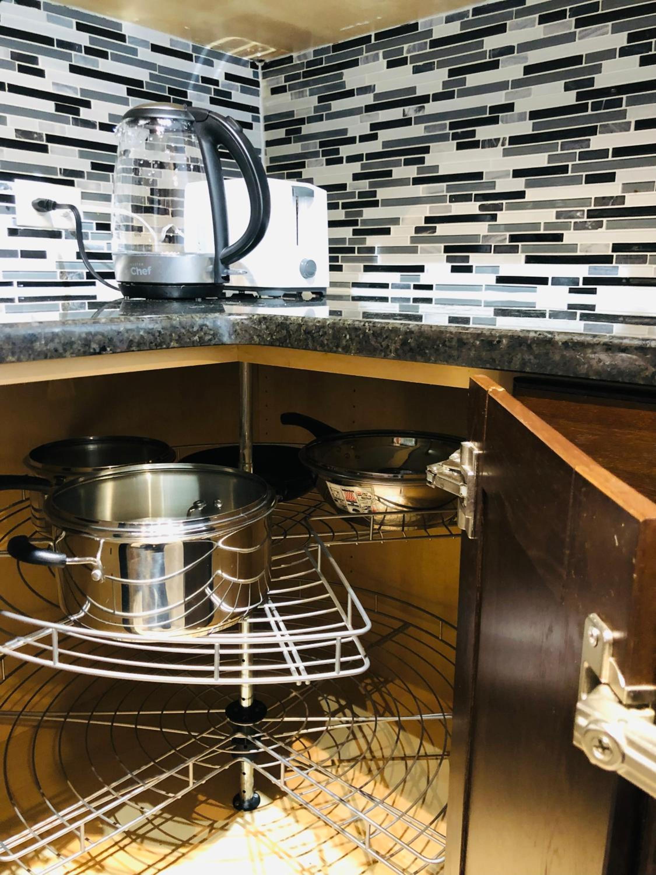 Cozy 2 Bedroom Condo with Parking