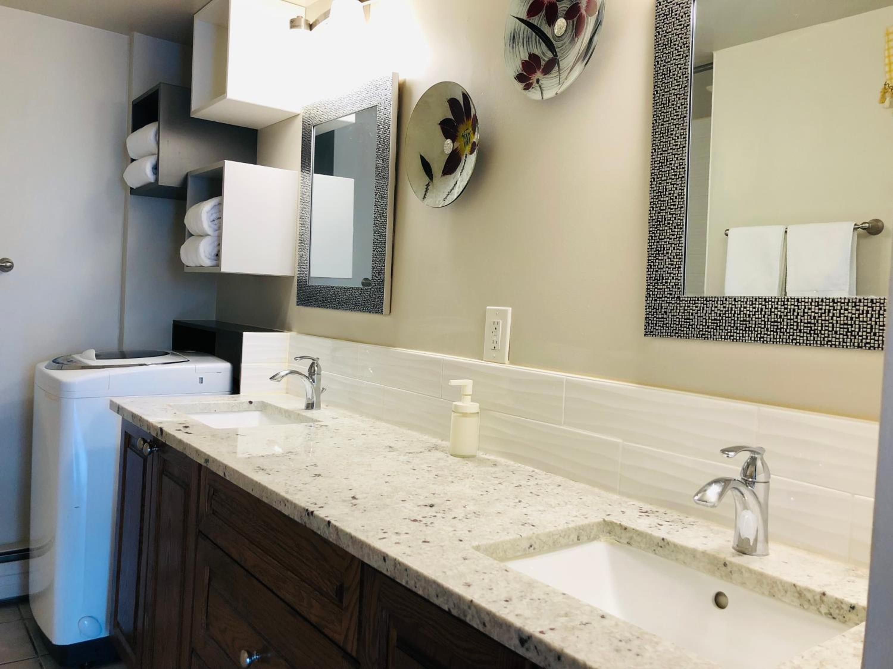 Cozy 2 Bedroom Condo with Parking