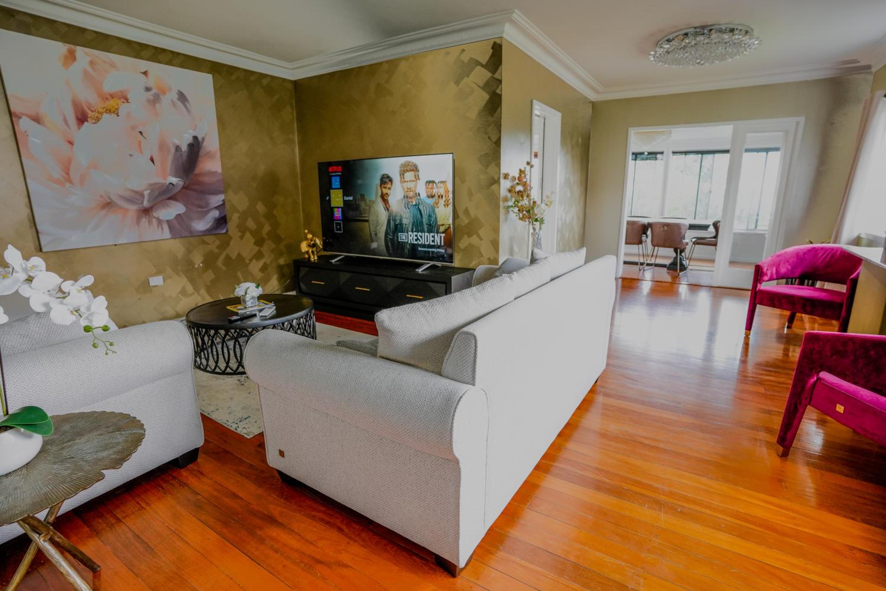 Massive 5bdr Home Games Room Wi-Fi Netflix