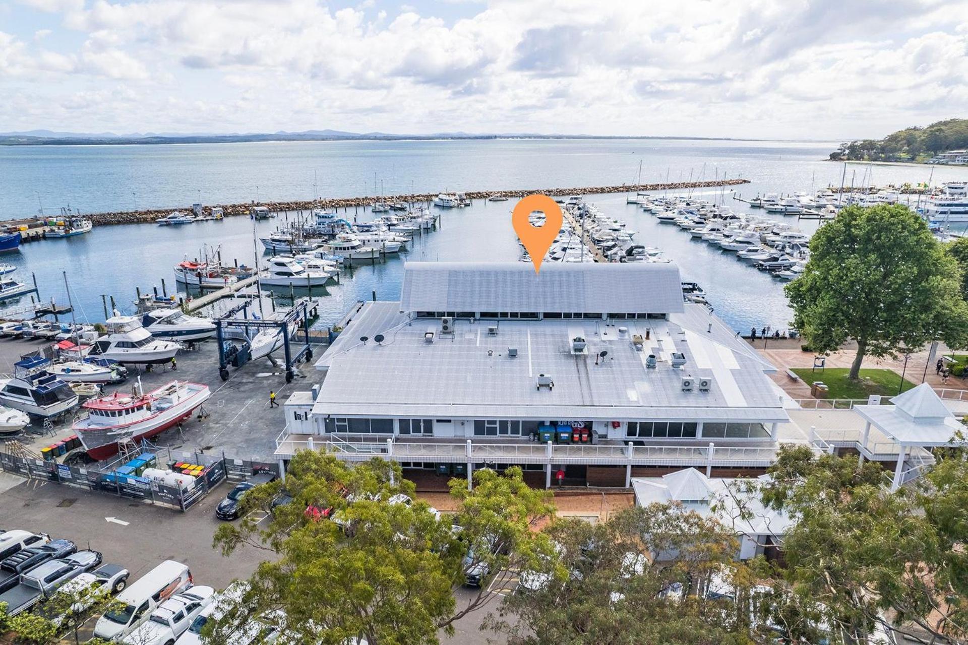 Hotel Crows Nest Marina View Apartment, 6 Teramby Rd - waterfront, WiFi, Aircon, Marina - Image 1