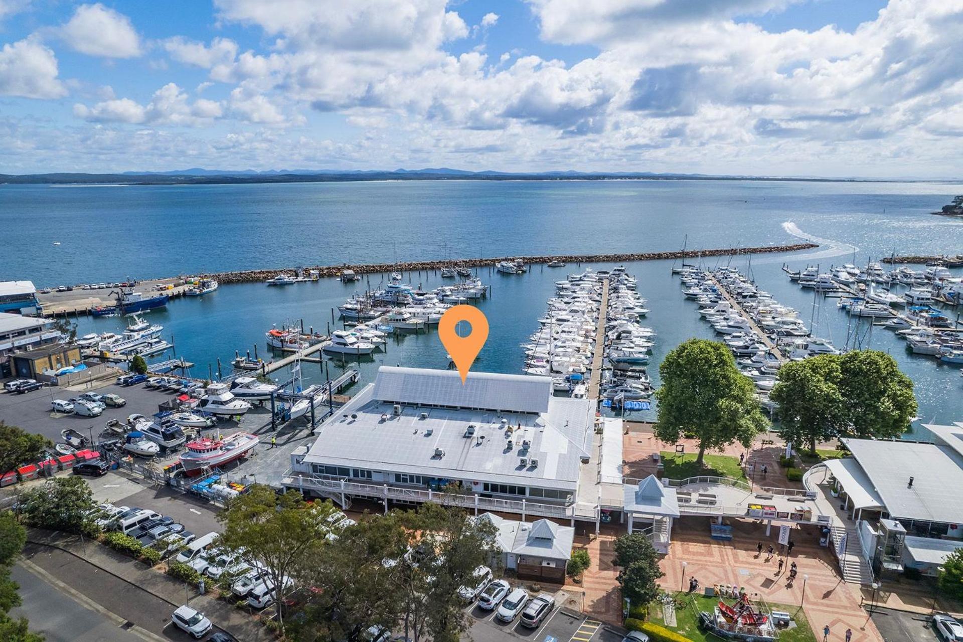Crows Nest Marina View Apartment, 6 Teramby Rd - waterfront, WiFi, Aircon, Marina