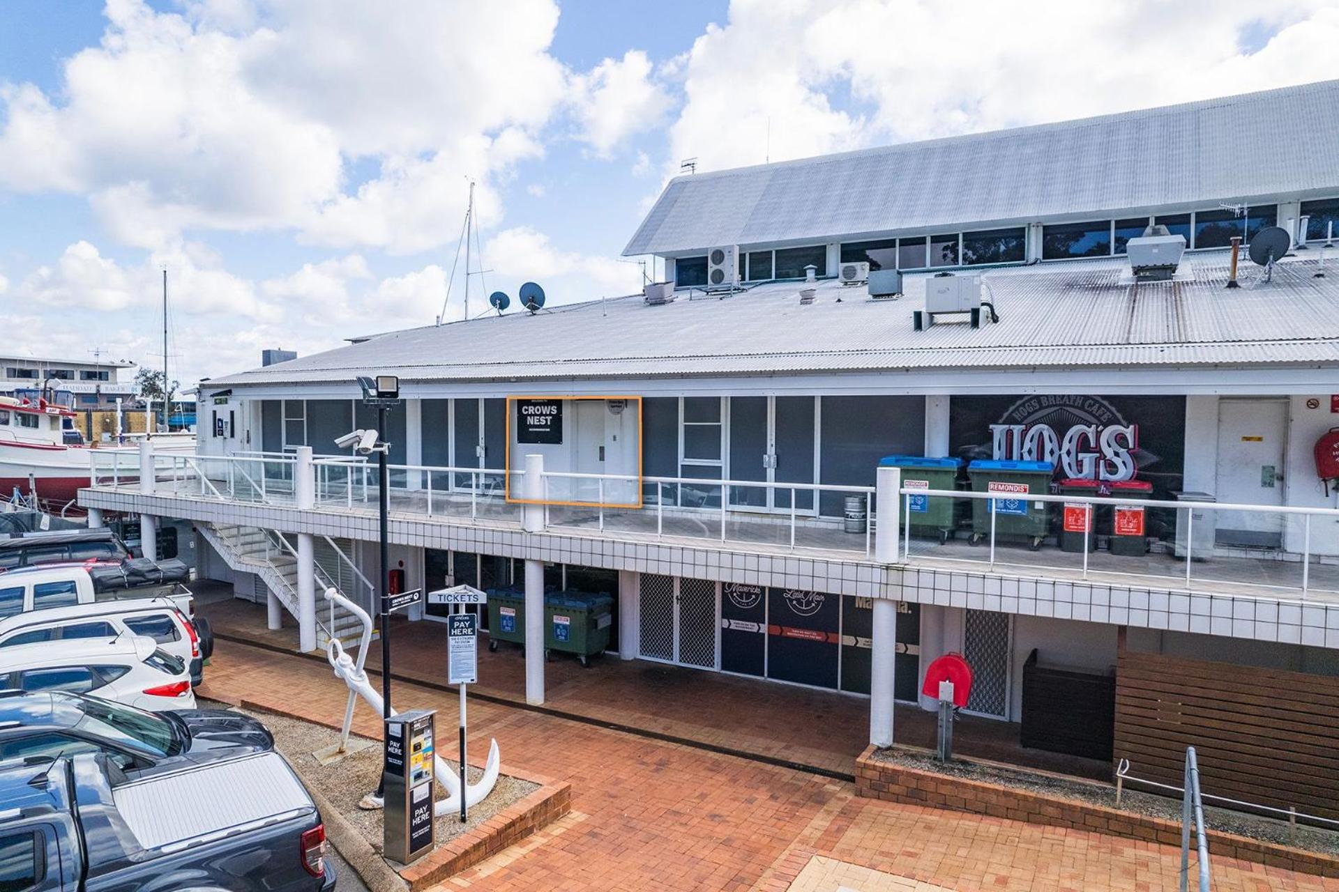 Crows Nest Marina View Apartment, 6 Teramby Rd - waterfront, WiFi, Aircon, Marina