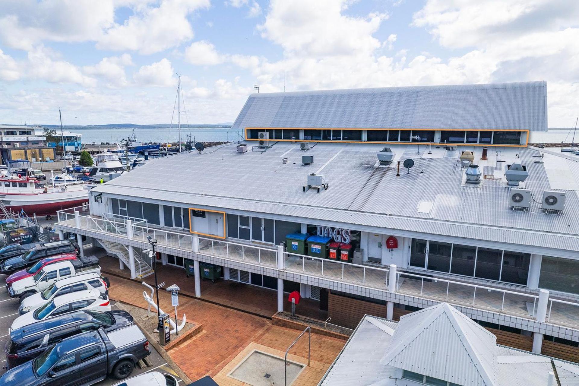 Crows Nest Marina View Apartment, 6 Teramby Rd - waterfront, WiFi, Aircon, Marina