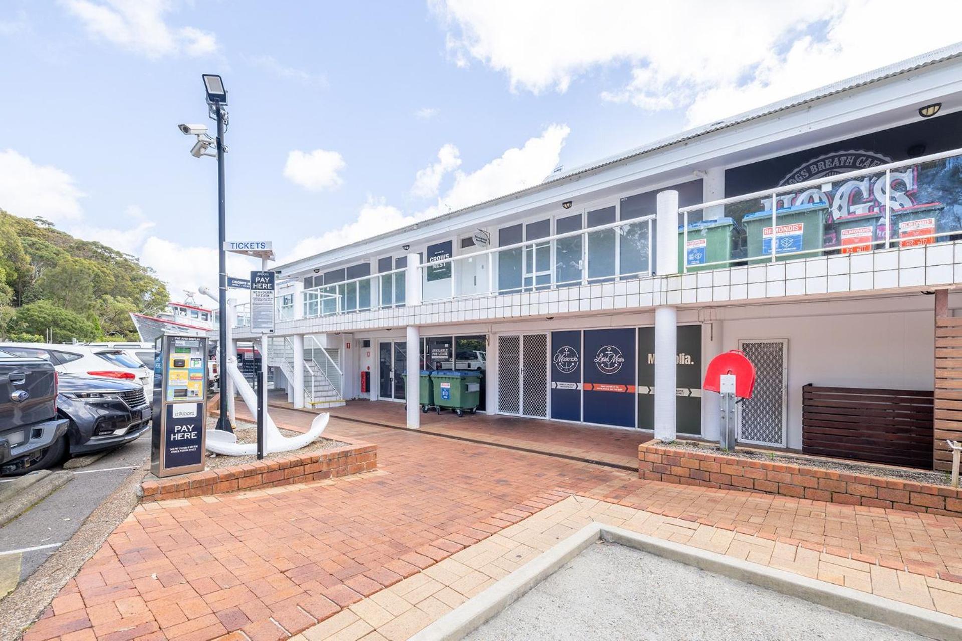 Crows Nest Marina View Apartment, 6 Teramby Rd - waterfront, WiFi, Aircon, Marina