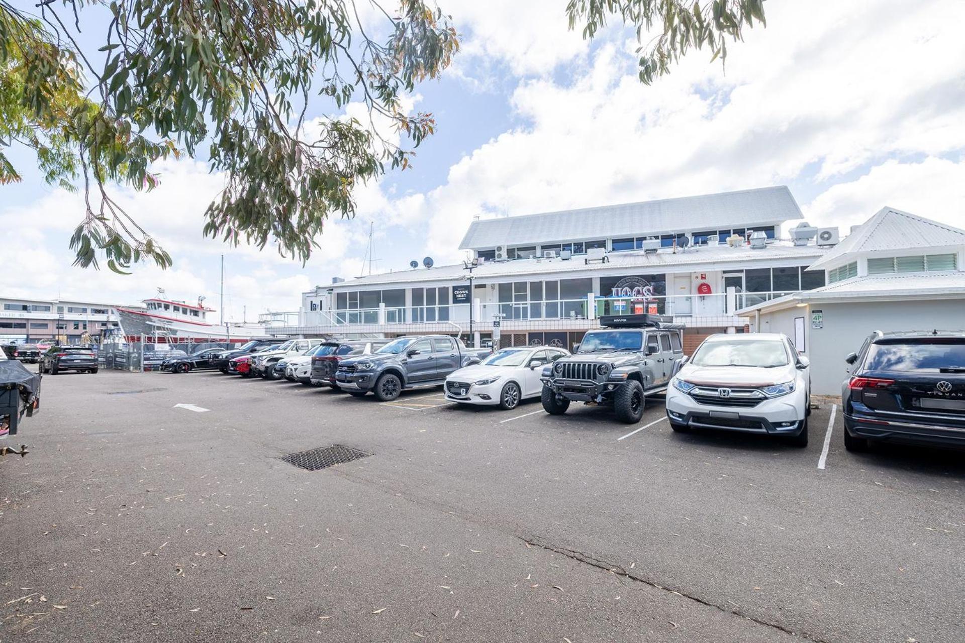 Crows Nest Marina View Apartment, 6 Teramby Rd - waterfront, WiFi, Aircon, Marina