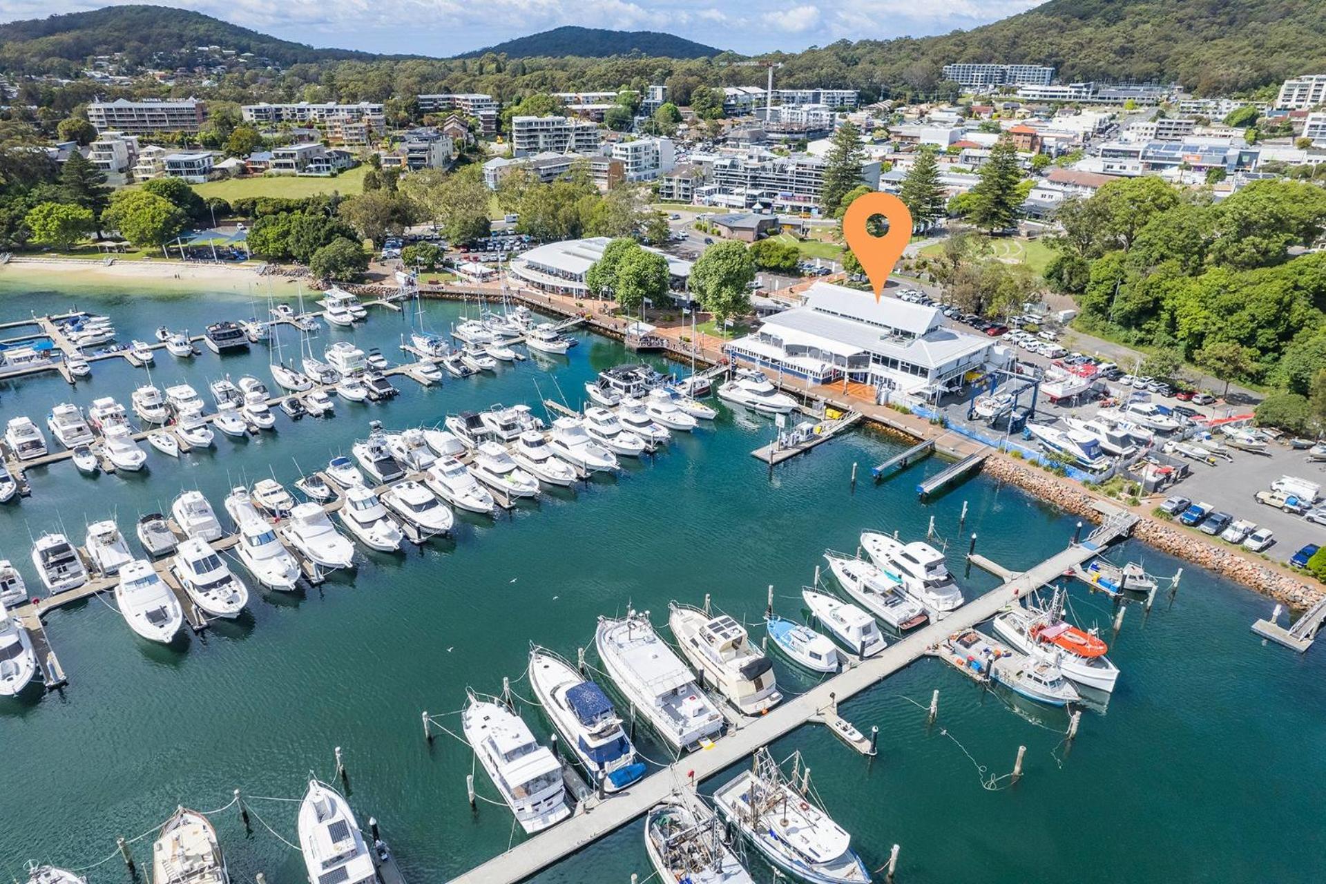 Crows Nest Marina View Apartment, 6 Teramby Rd - waterfront, WiFi, Aircon, Marina