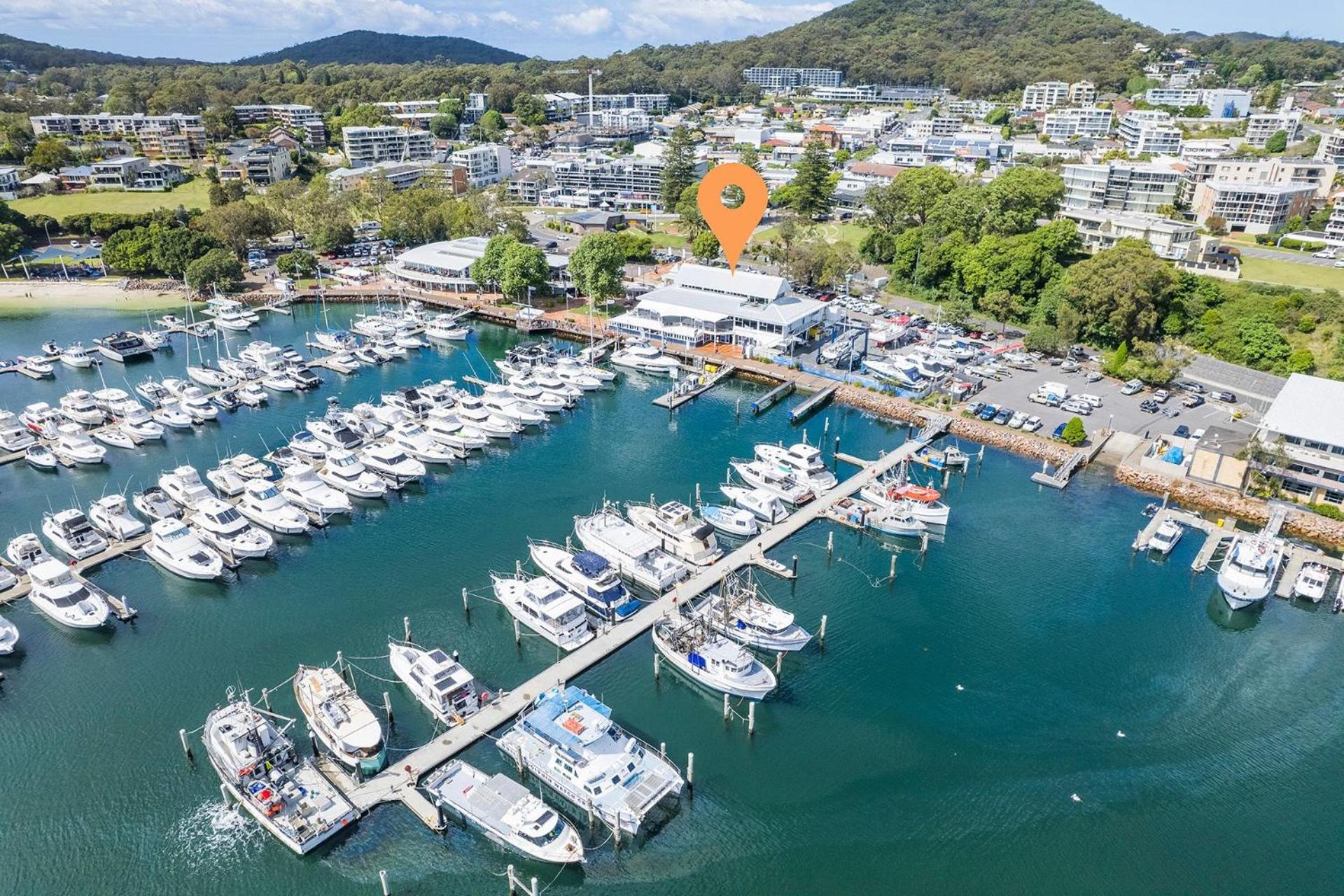 Crows Nest Marina View Apartment, 6 Teramby Rd - waterfront, WiFi, Aircon, Marina