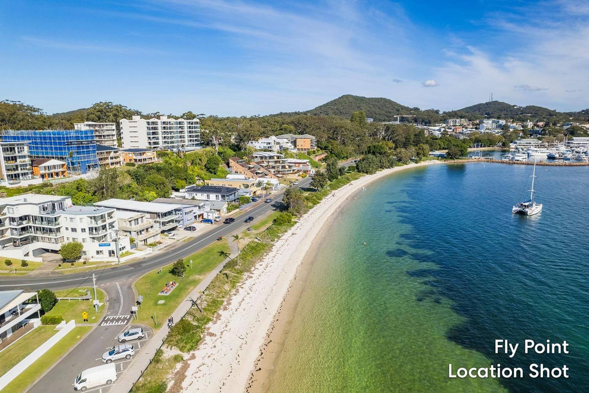 Crows Nest Marina View Apartment, 6 Teramby Rd - waterfront, WiFi, Aircon, Marina