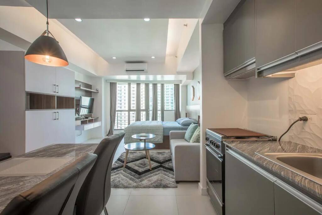 KL Premier 27th Floor Cozy unit in Makati CBD view 5