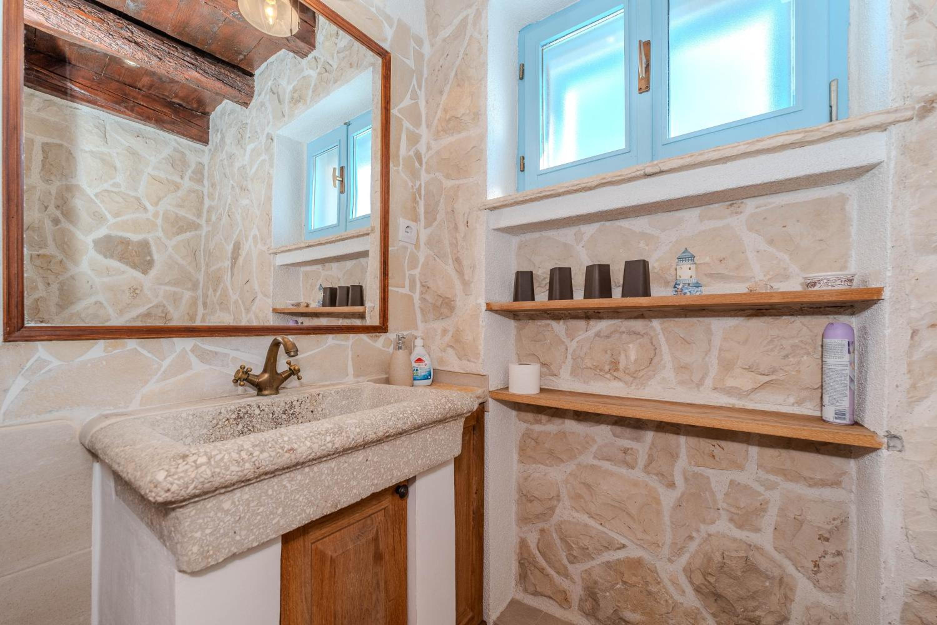 Holiday home "Heritage Stone House" - by TA Leut Agency view 2