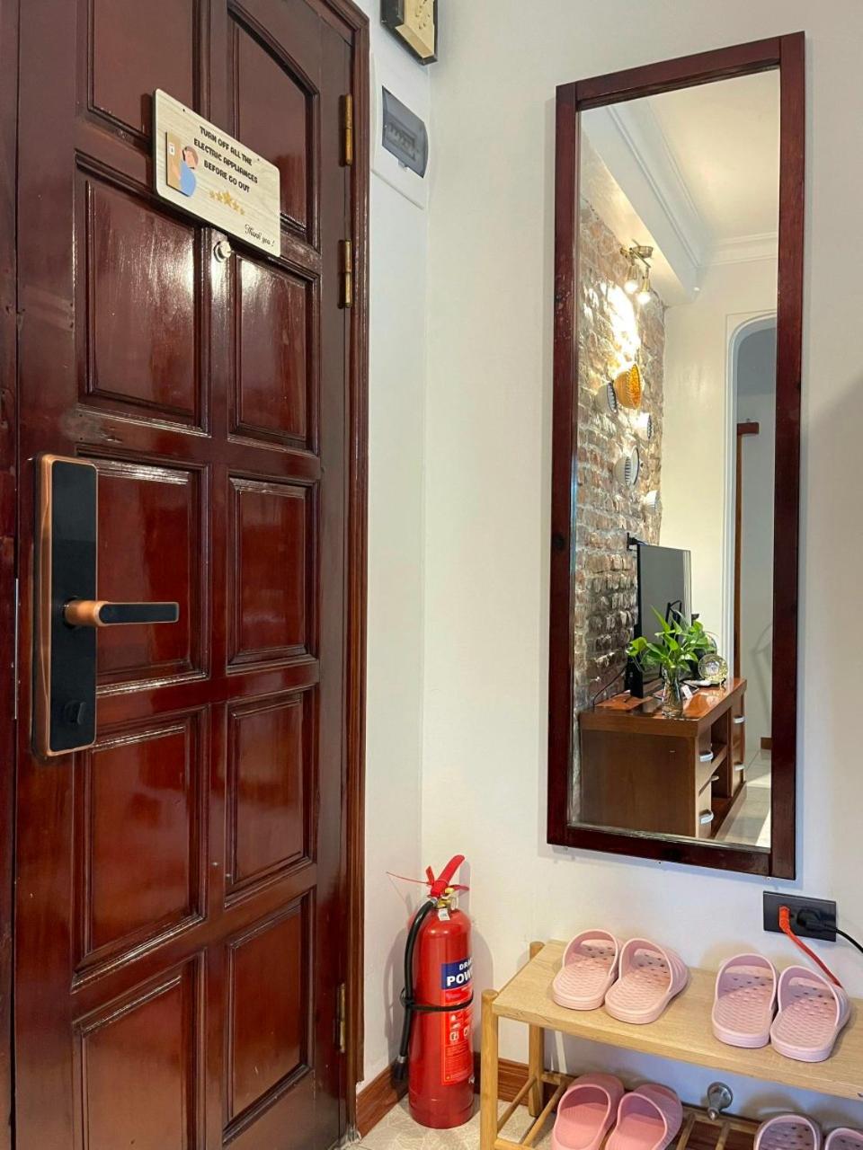 Amazing View, Natural View, 3' To Hoan Kiem Lake, Free Wifi, Netflix, 2 Beds, 1 Toilet-2 Showers