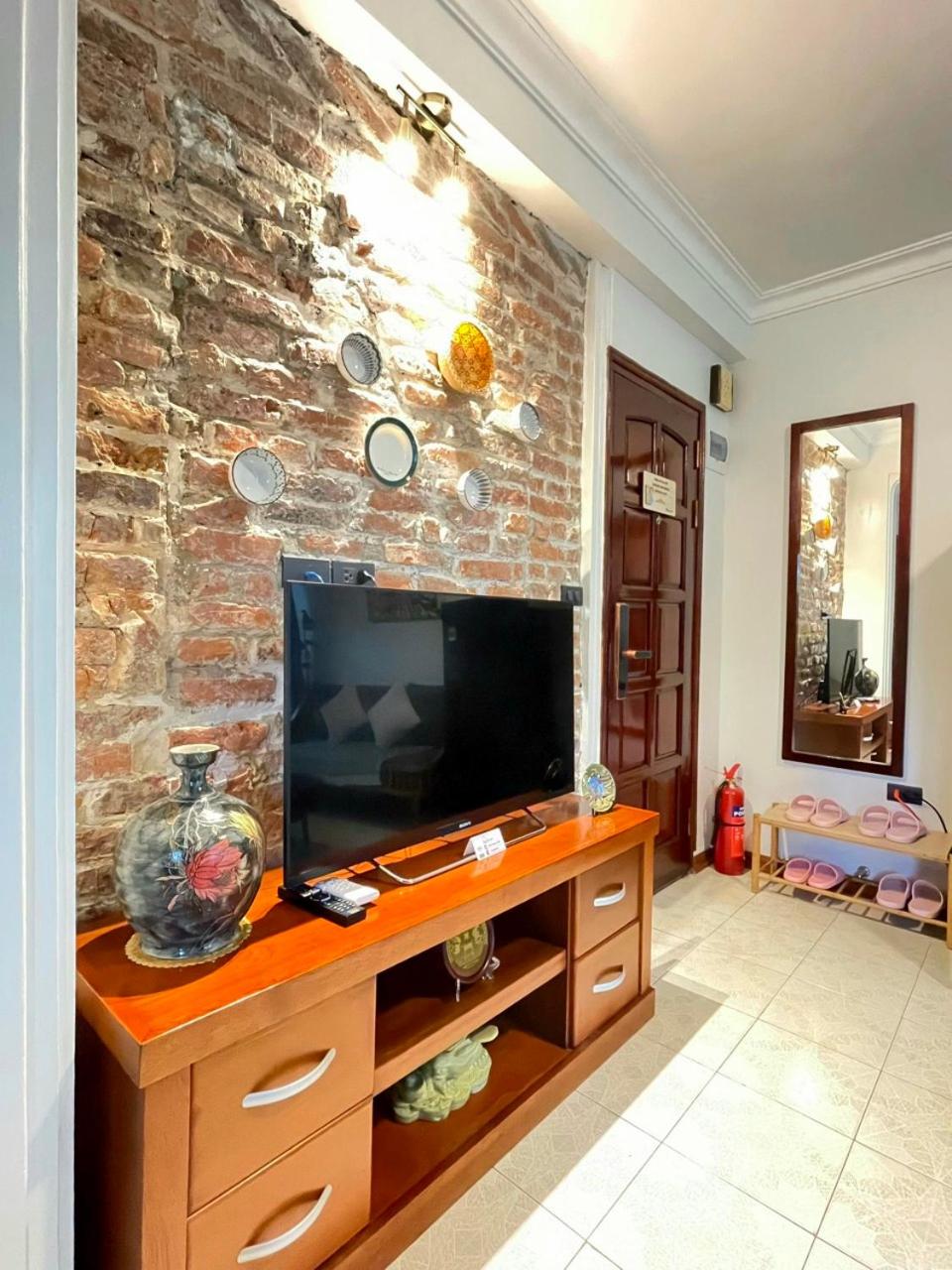 Amazing View, Natural View, 3' To Hoan Kiem Lake, Free Wifi, Netflix, 2 Beds, 1 Toilet-2 Showers