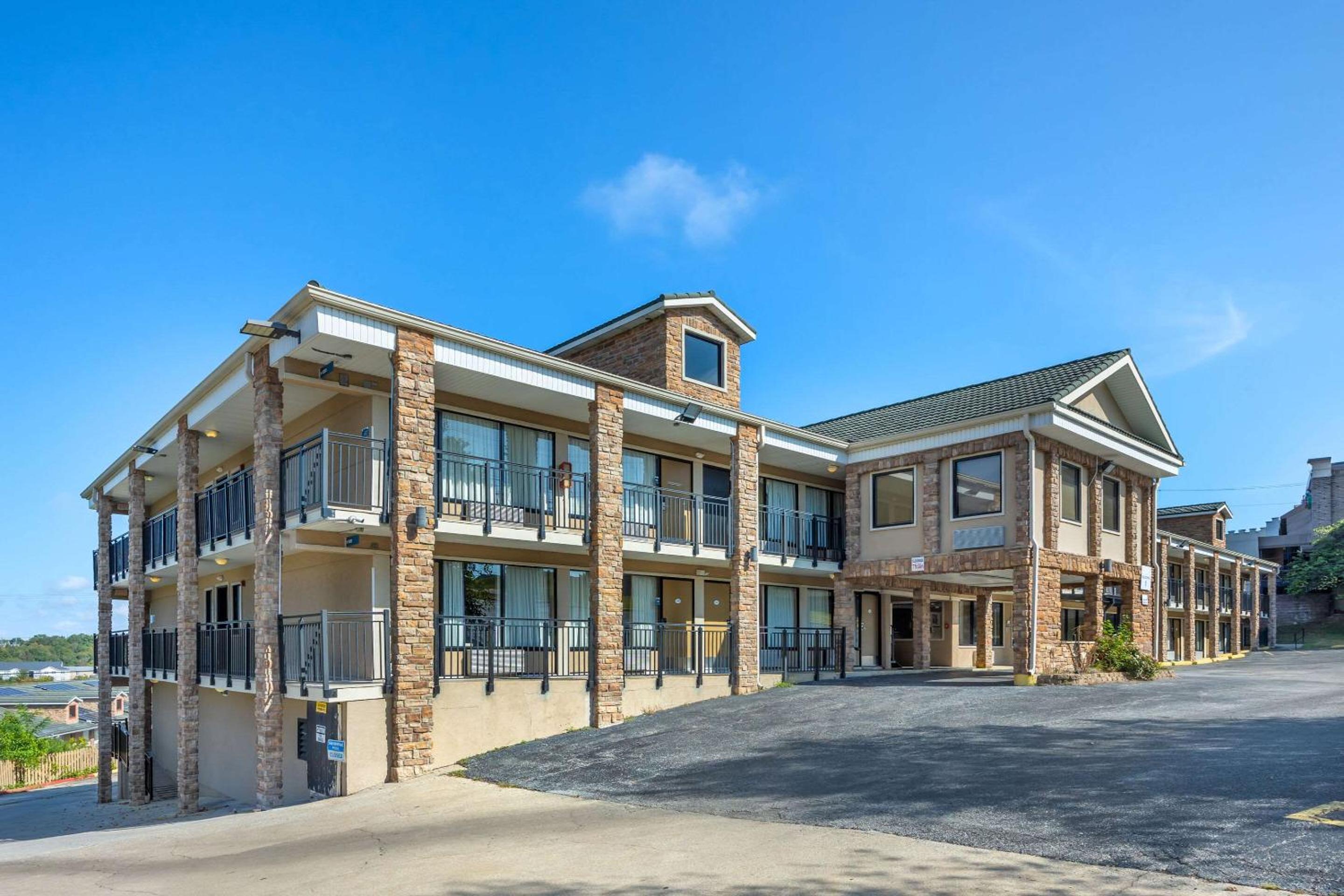 Hotel Suburban Studios Branson On The Strip - Image 1