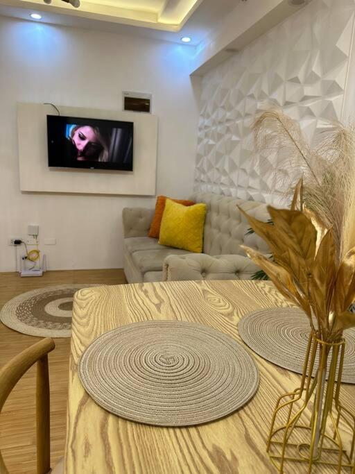 Stylish 2br w Netflix near SM East Ortigas view 5