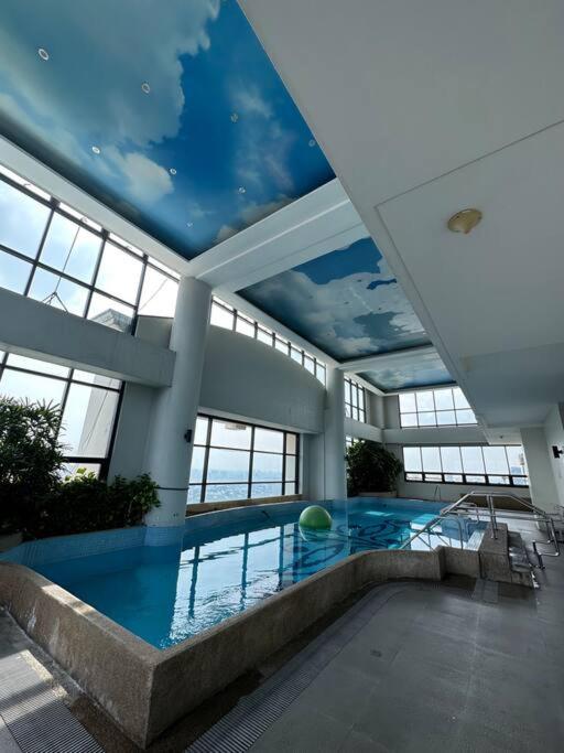 1br wNetflix Disneyplus and pool across SM Megamall Ortigas CBD view 4