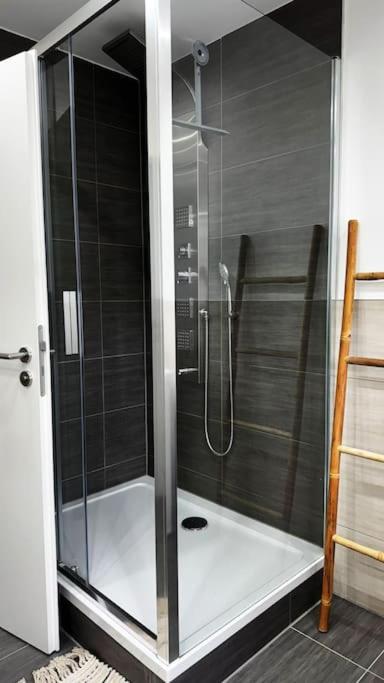 Double-Suite Apartment - Property Image 2