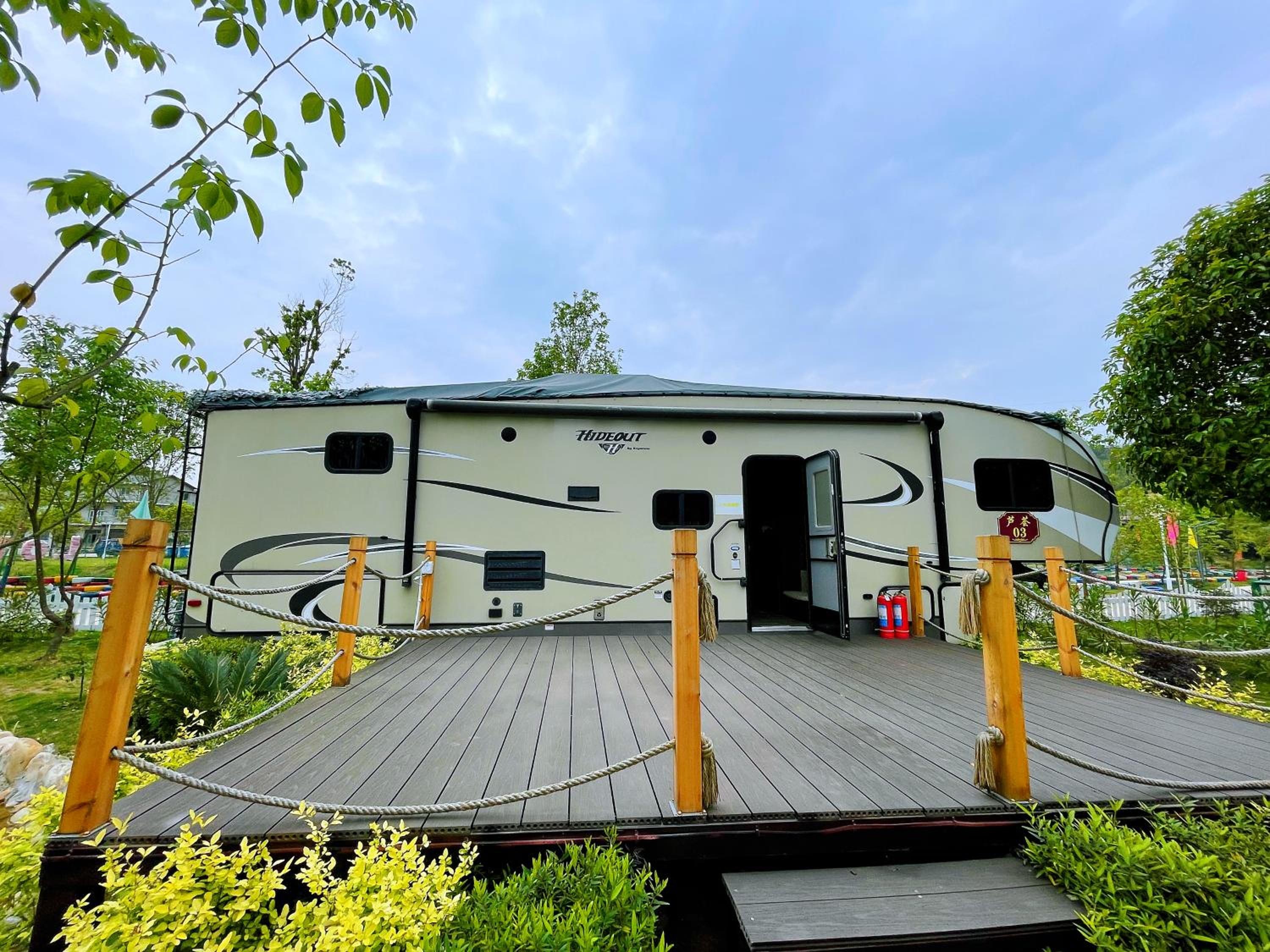 Zhangjiajie Cliff Flower RV Tent Hotel