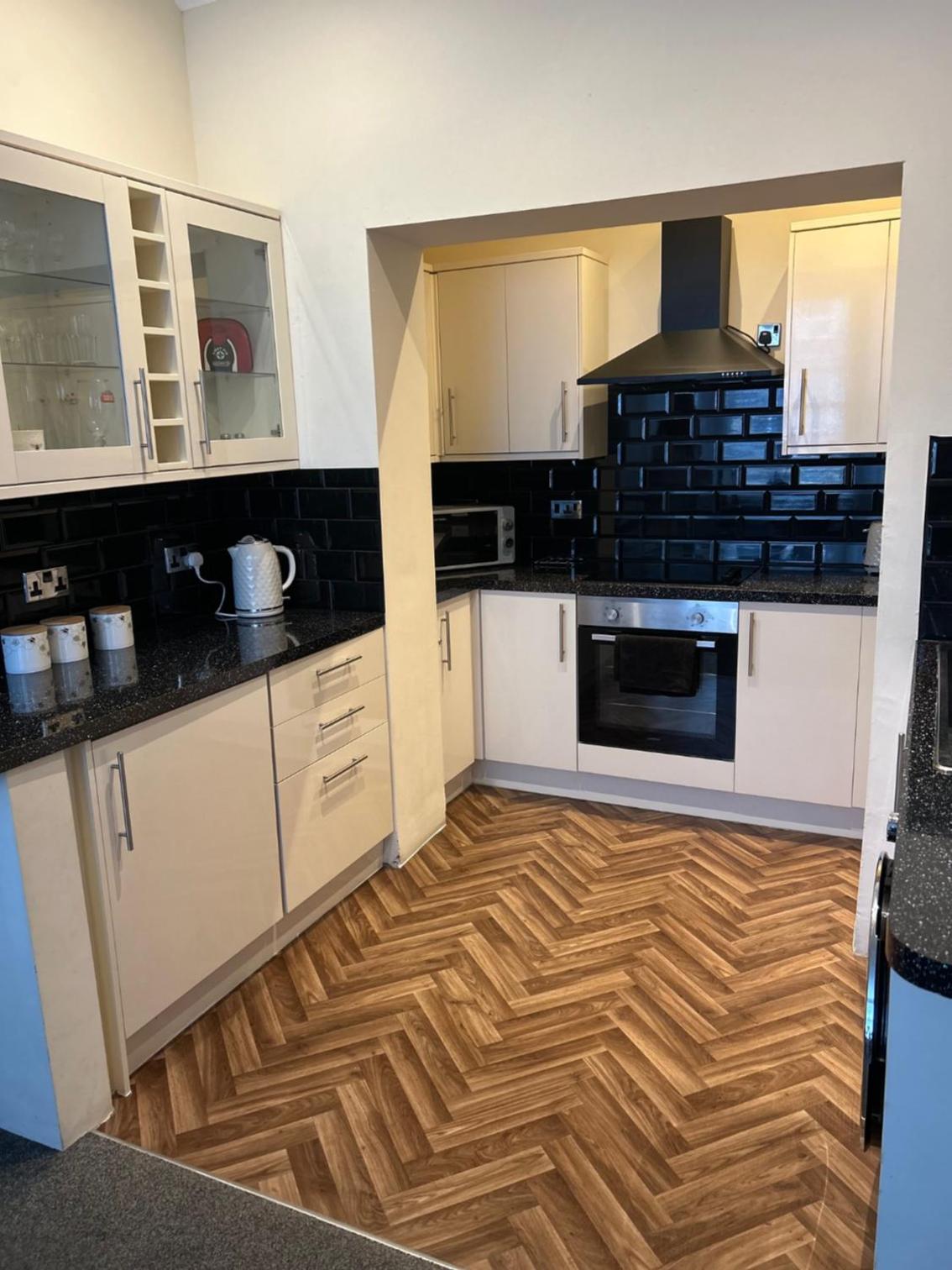 Beautifully presented Victorian Apartment within walking distance to Llandudno beach view 4