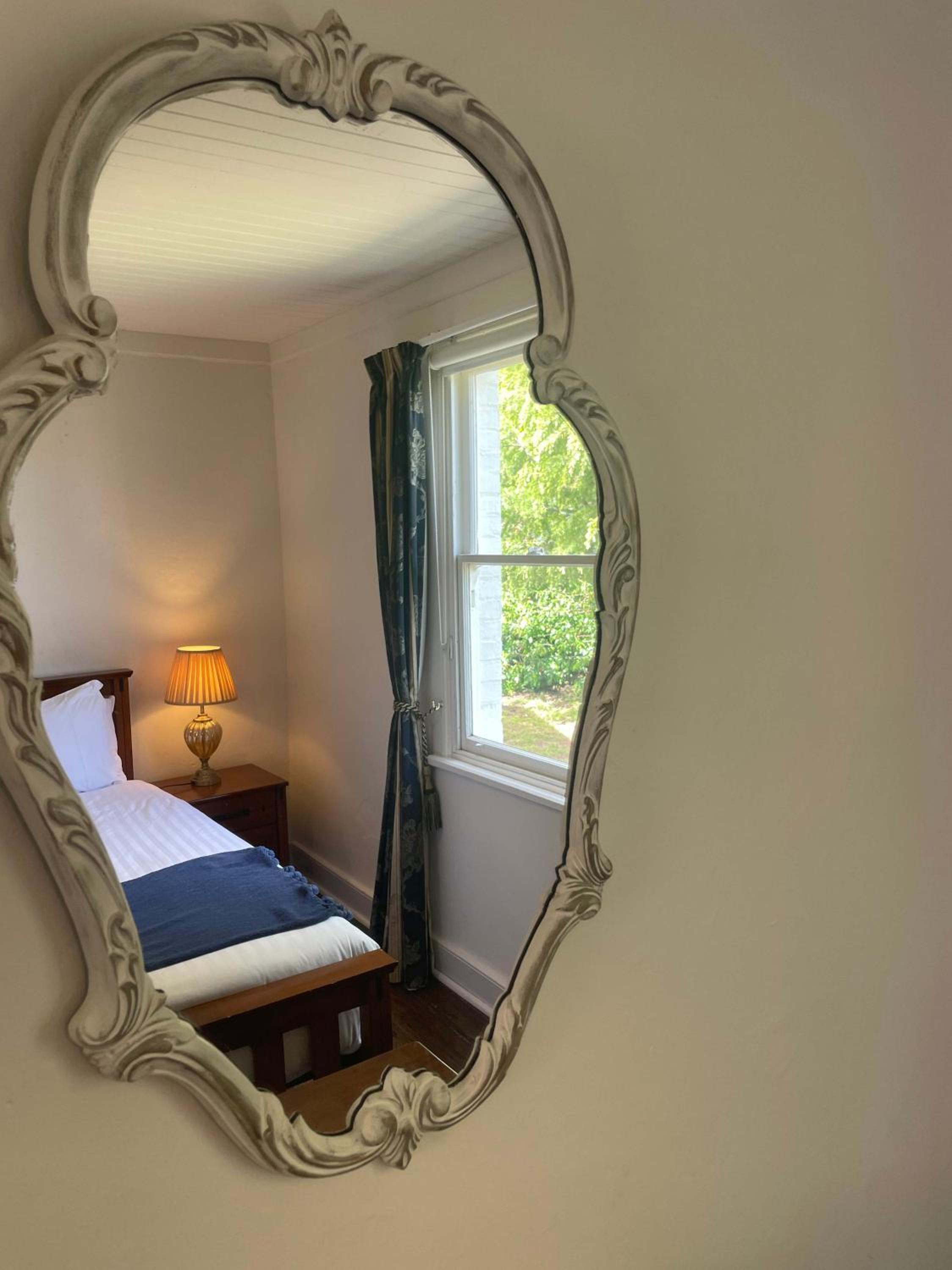 The Baker's Cottage in the Heart of Richmond Sleeps 6