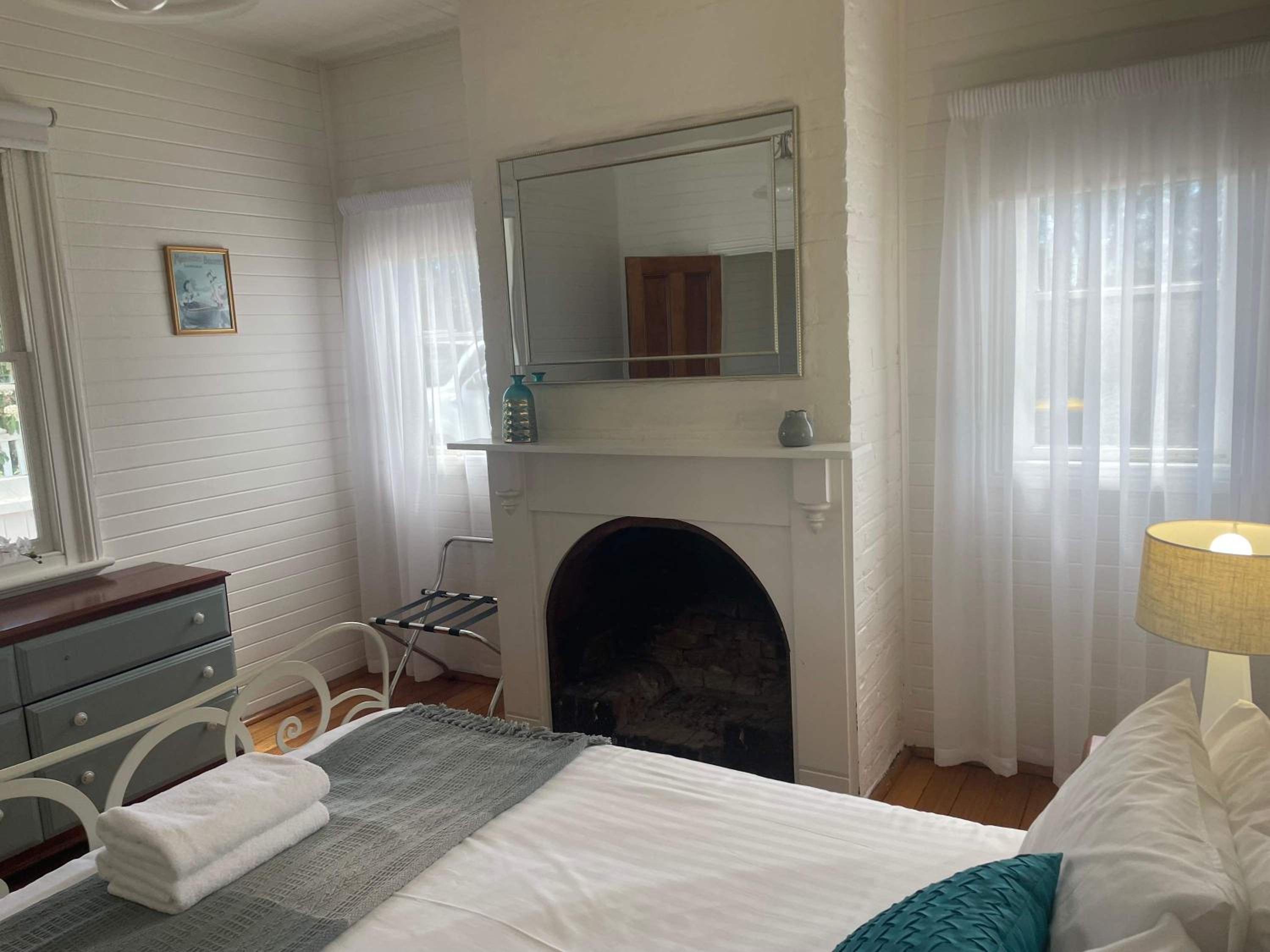 The Baker's Cottage in the Heart of Richmond Sleeps 6