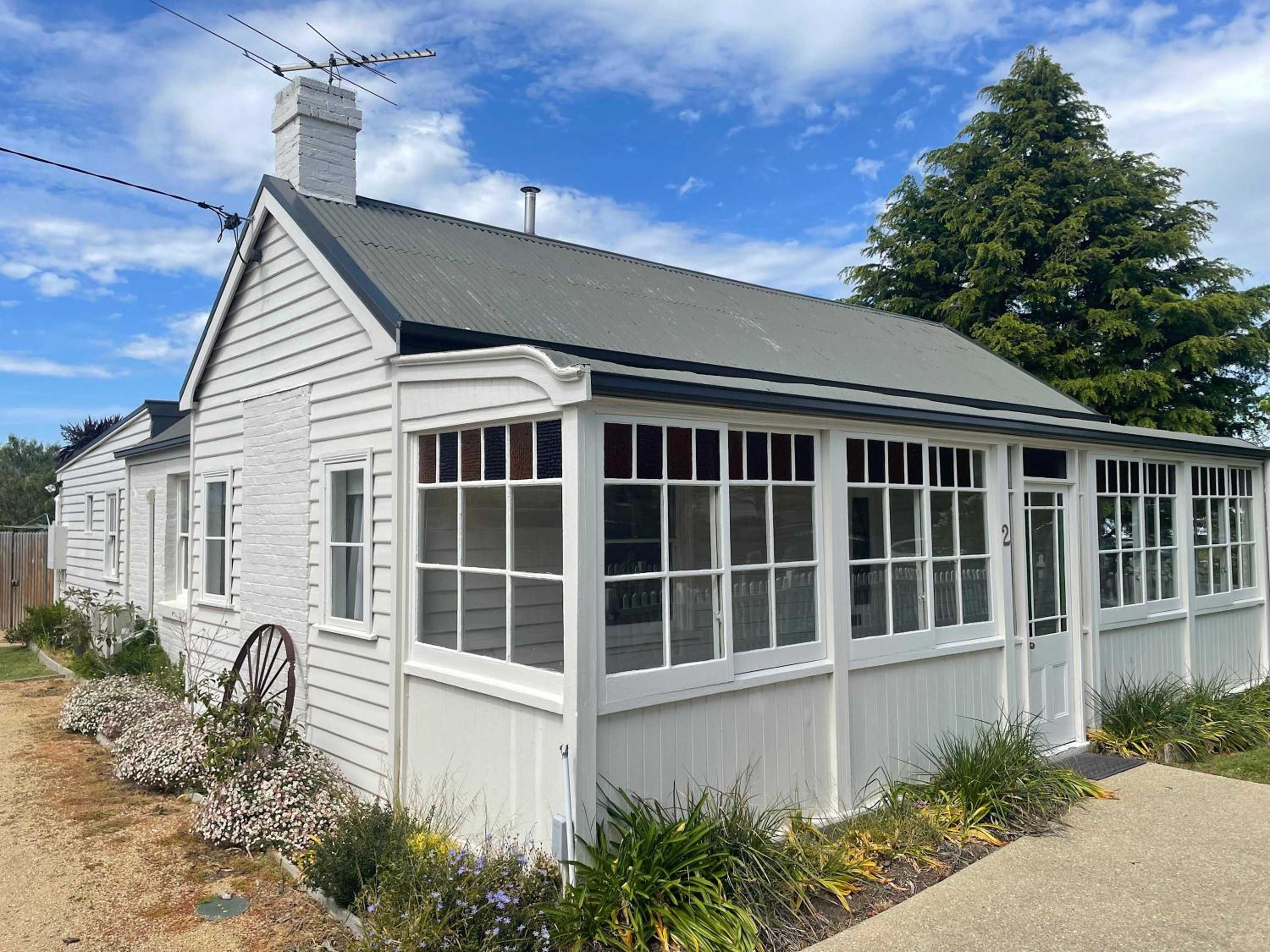 The Baker's Cottage in the Heart of Richmond Sleeps 6