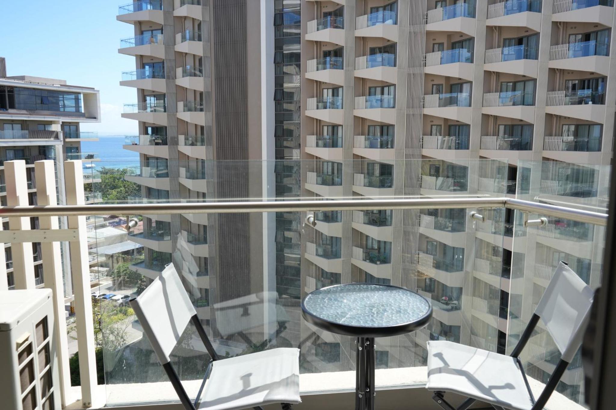 Studio for 5 at Tambuli Residences Garden View by Dominik Studio Apartment with Pool Access & Balcony in Mactan