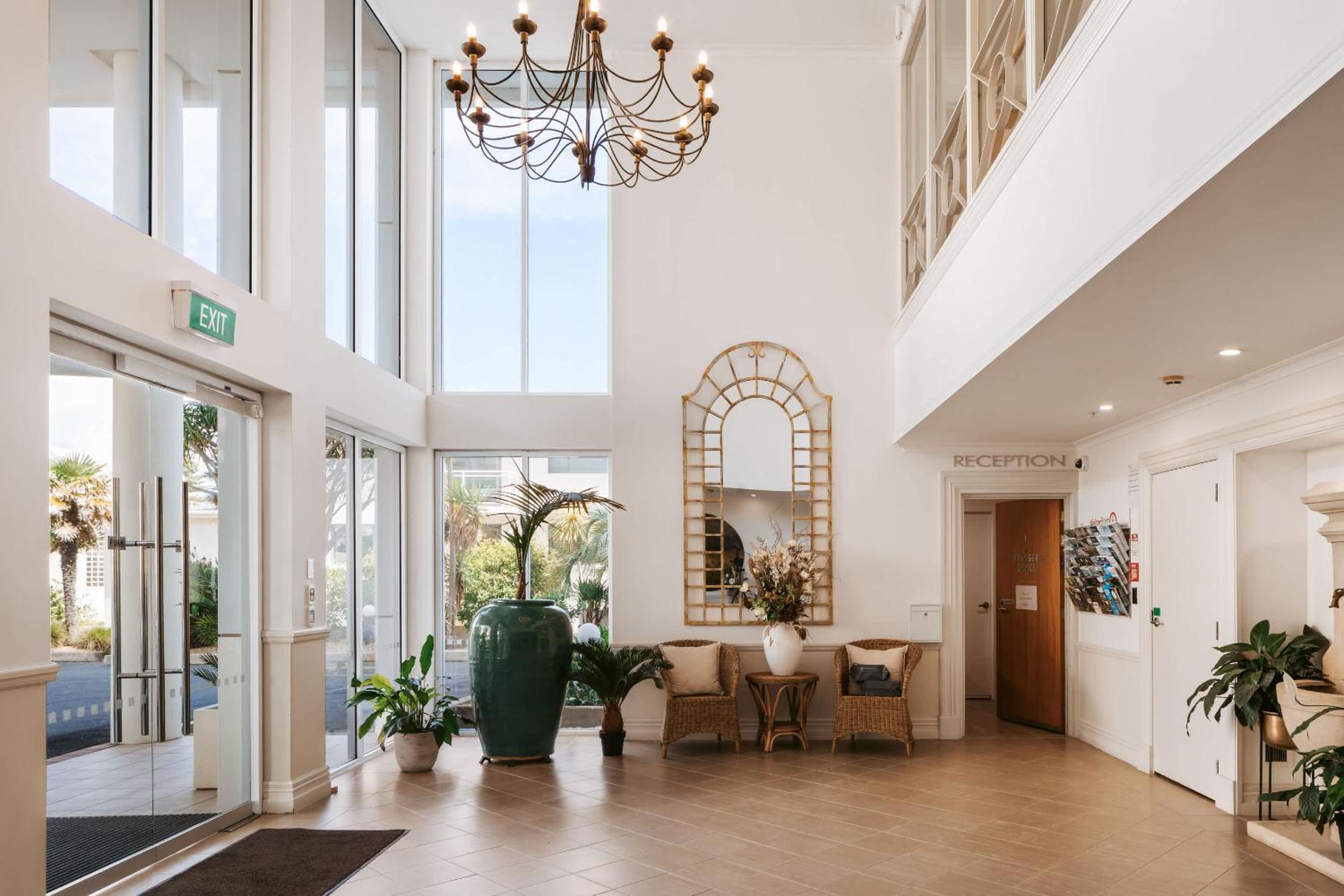 Panorama Penthouse Luxe Ocean Views & Pool view 4