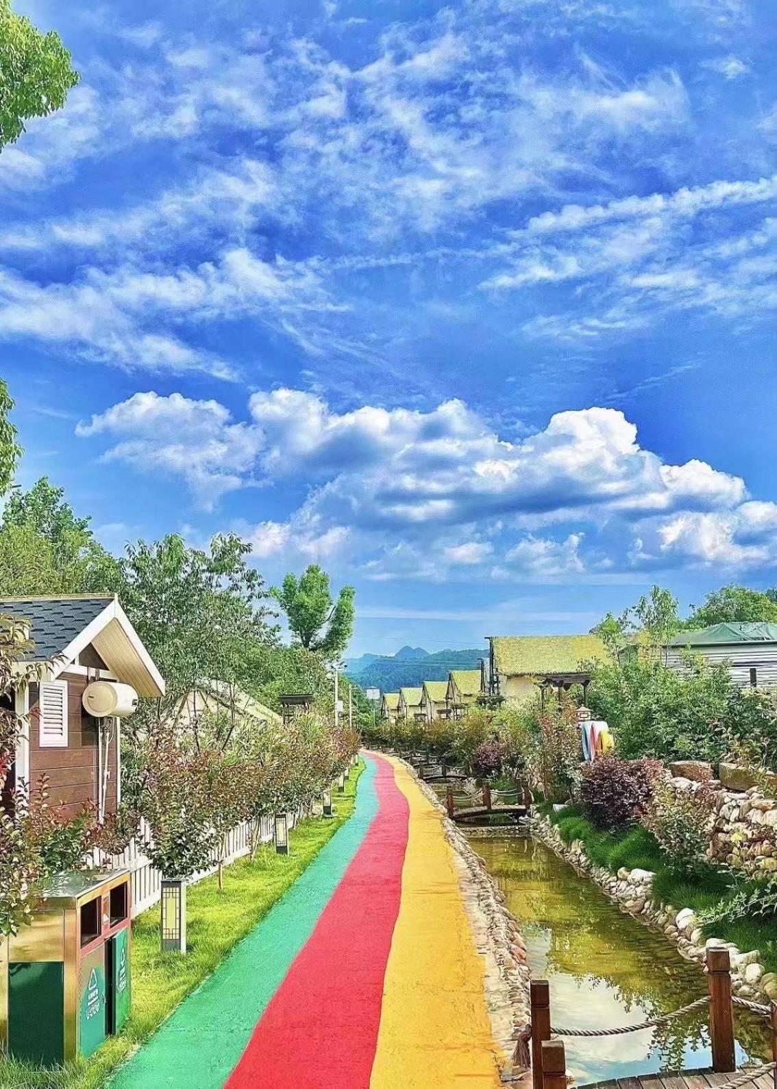 Zhangjiajie Cliff Flower RV Tent Hotel