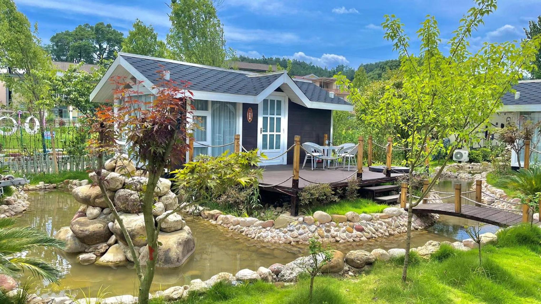 Zhangjiajie Cliff Flower RV Tent Hotel