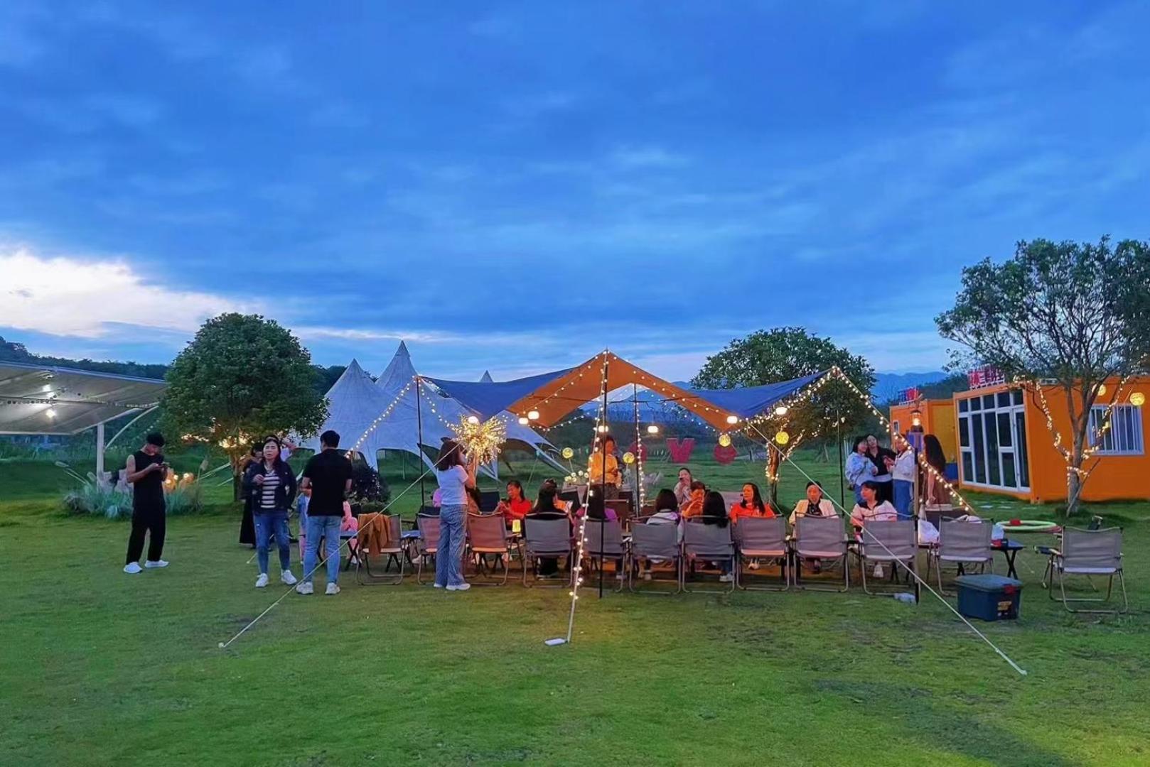 Zhangjiajie Cliff Flower RV Tent Hotel