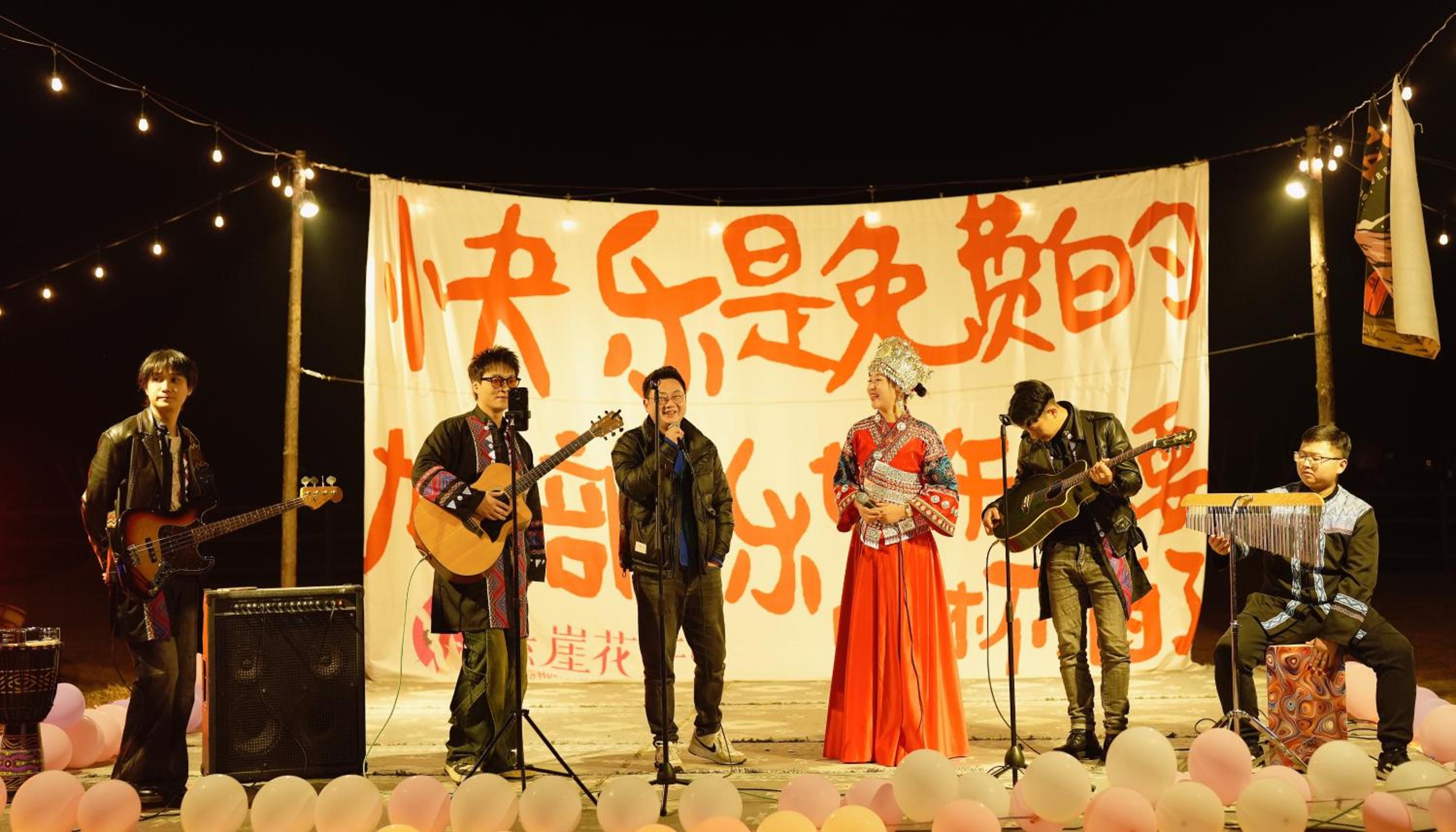 Zhangjiajie Cliff Flower RV Tent Hotel