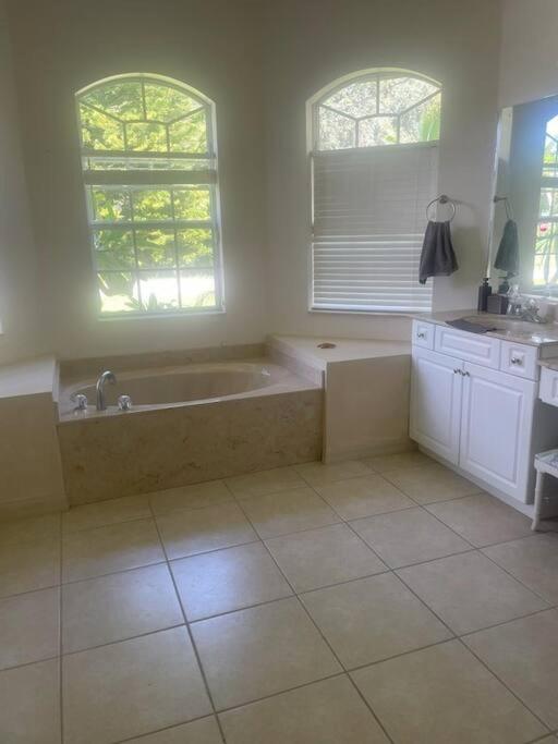 Port Charlotte Palms-Pet friendly, Heated Private Pool and Mini Orchard
