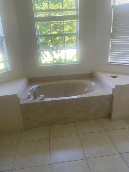Port Charlotte Palms-Pet friendly, Heated Private Pool and Mini Orchard