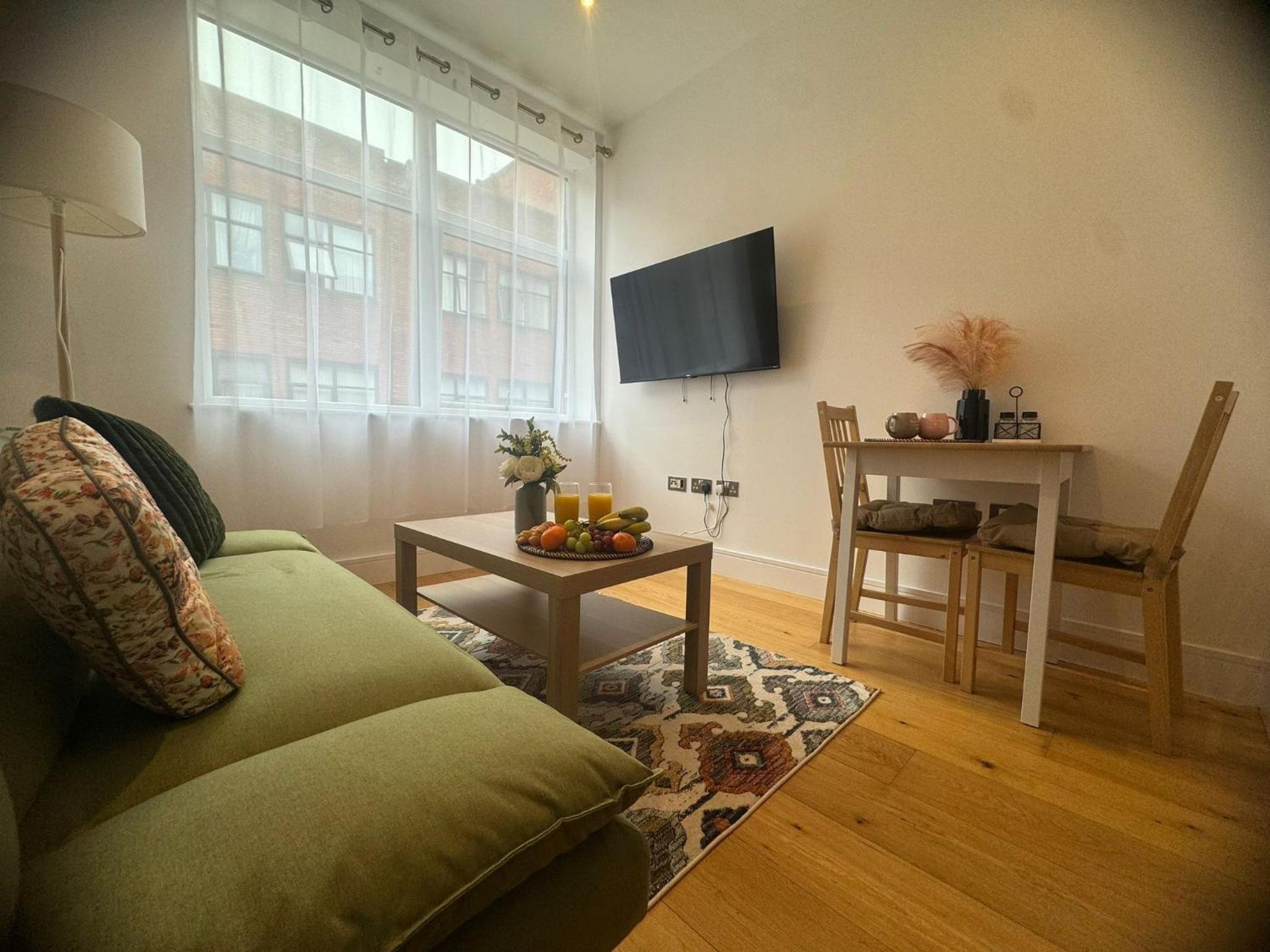 Luxury Apartment in Luton Town view 5