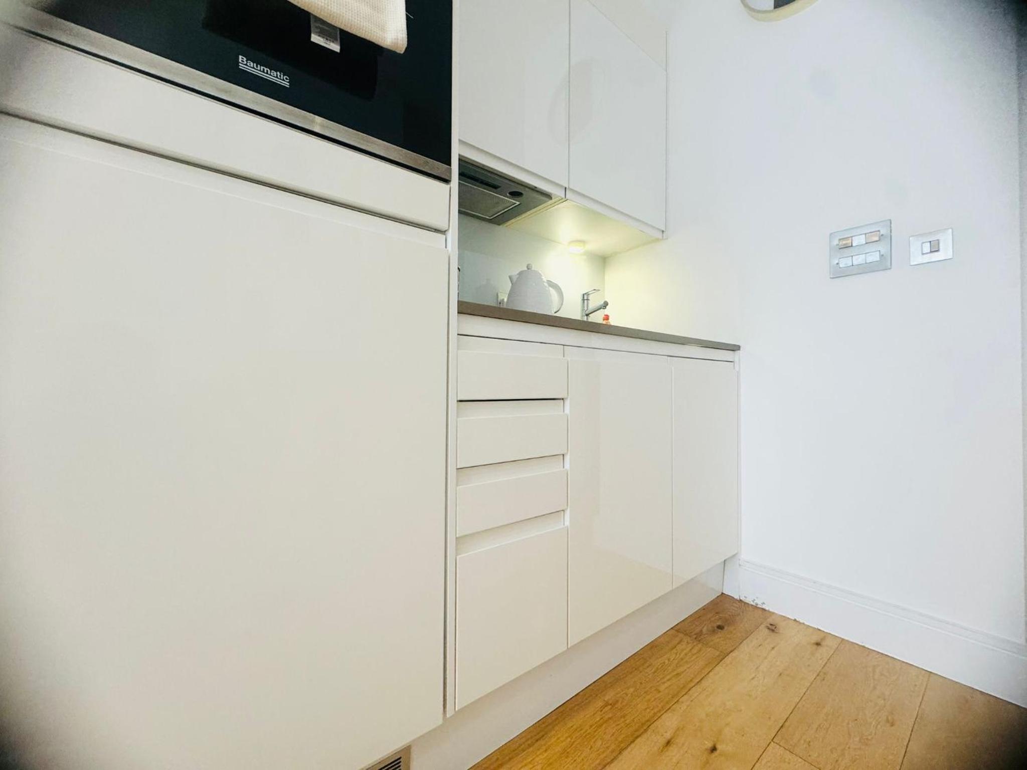 Luxury Apartment in Luton Town view 3