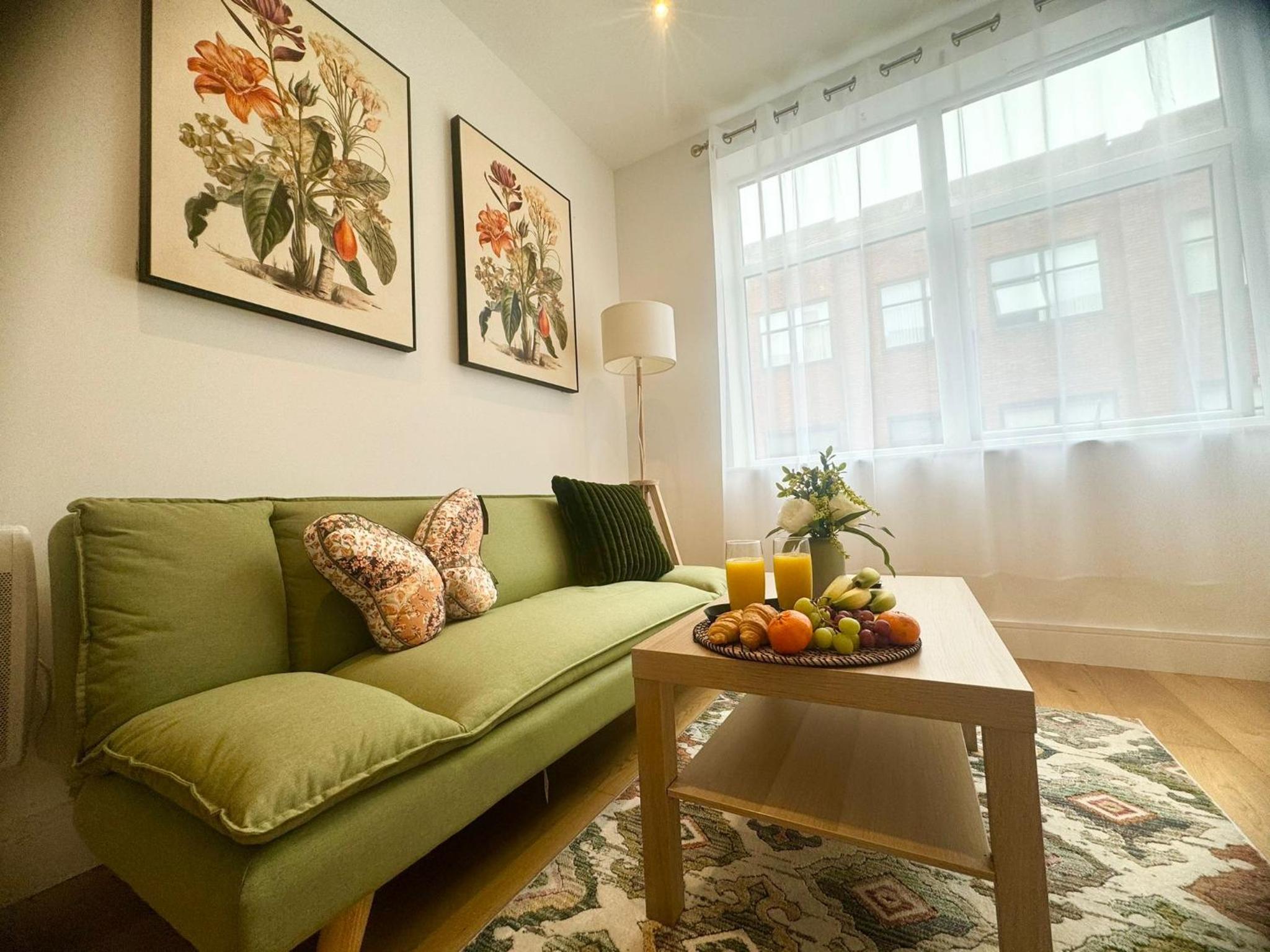 Luxury Apartment in Luton Town view 2